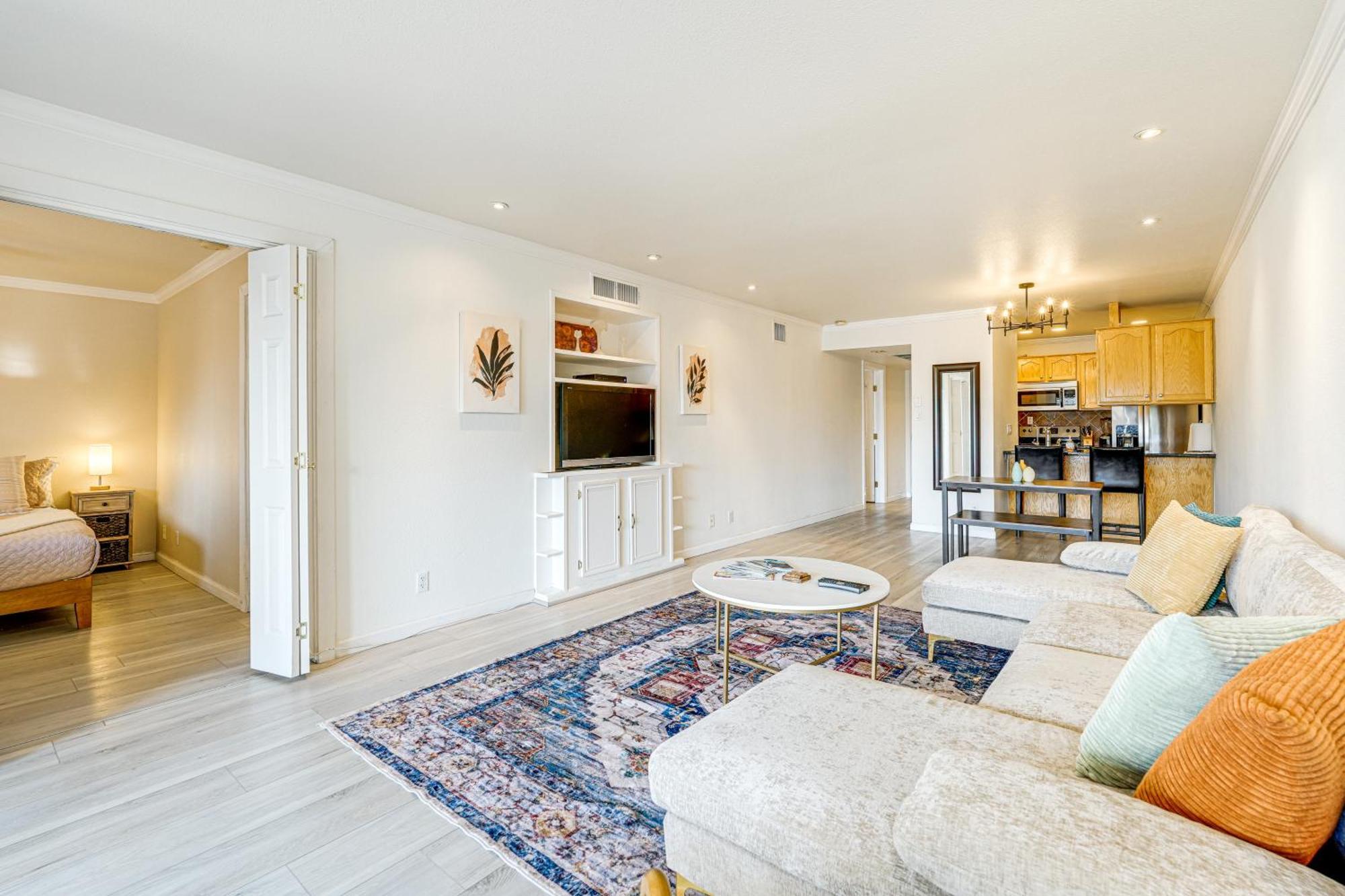 Apartment With Pool Access Walk To Old Town!