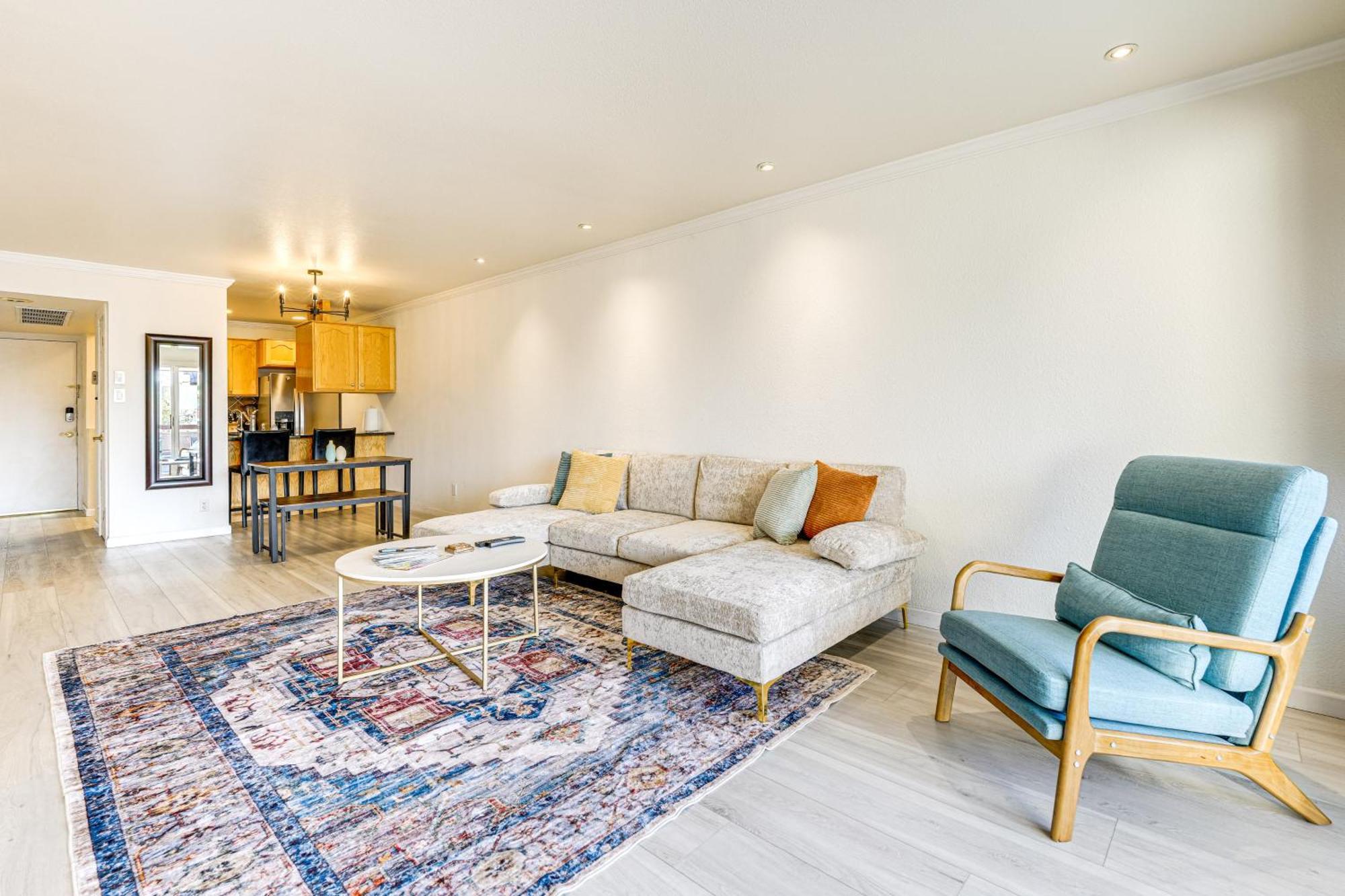 With Pool Access Walk To Old Town! Apartment