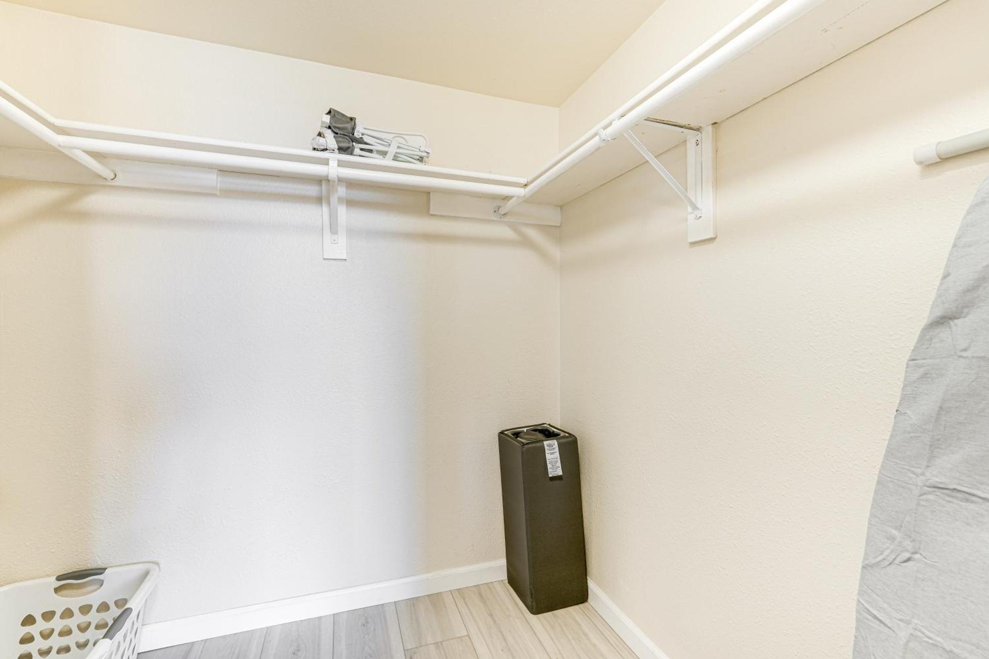 With Pool Access Walk To Old Town! Apartment