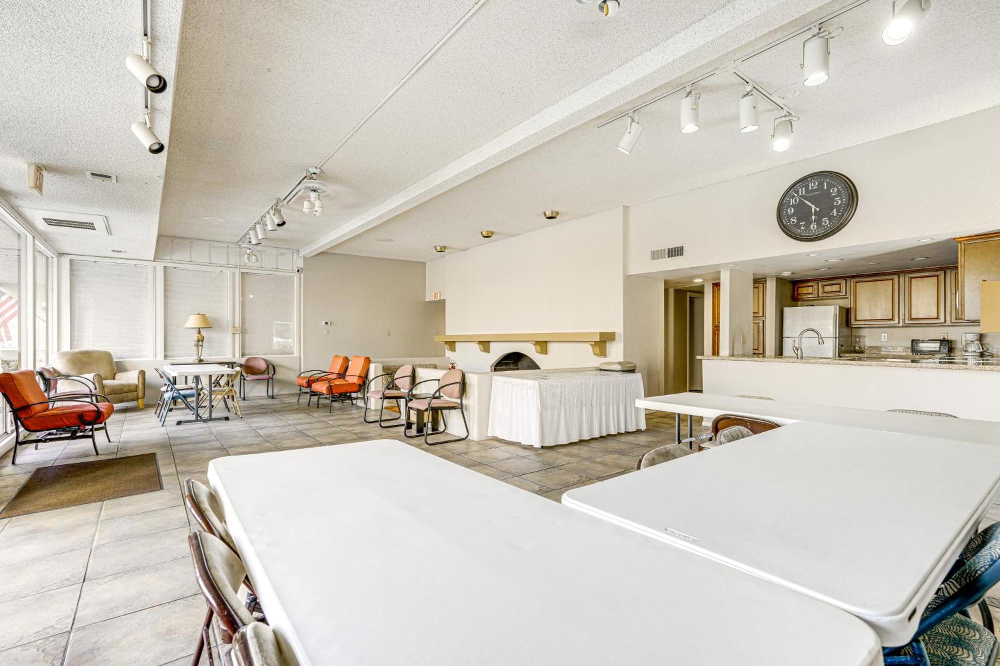 Apartment With Pool Access Walk To Old Town! *