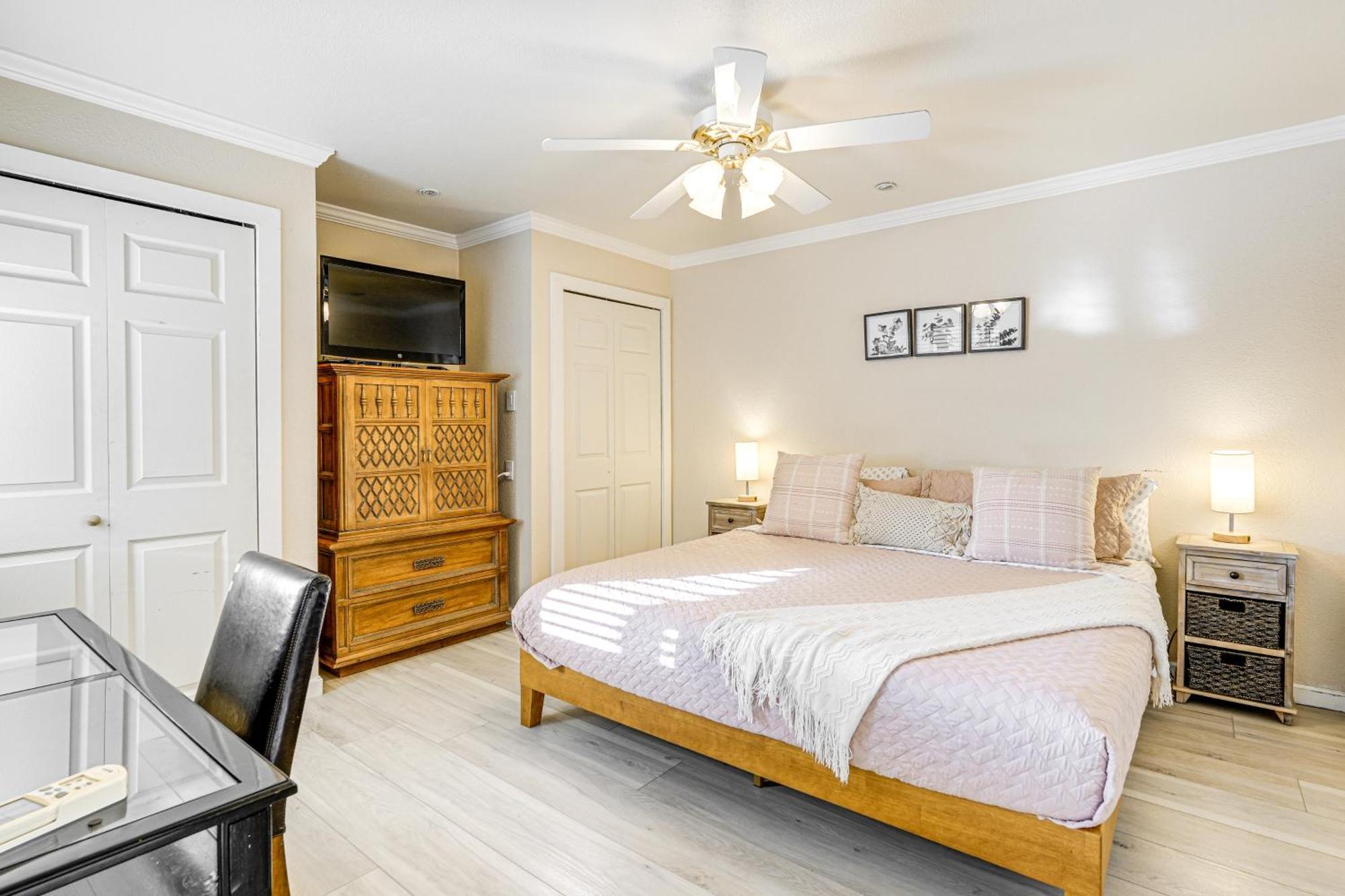 With Pool Access Walk To Old Town! *