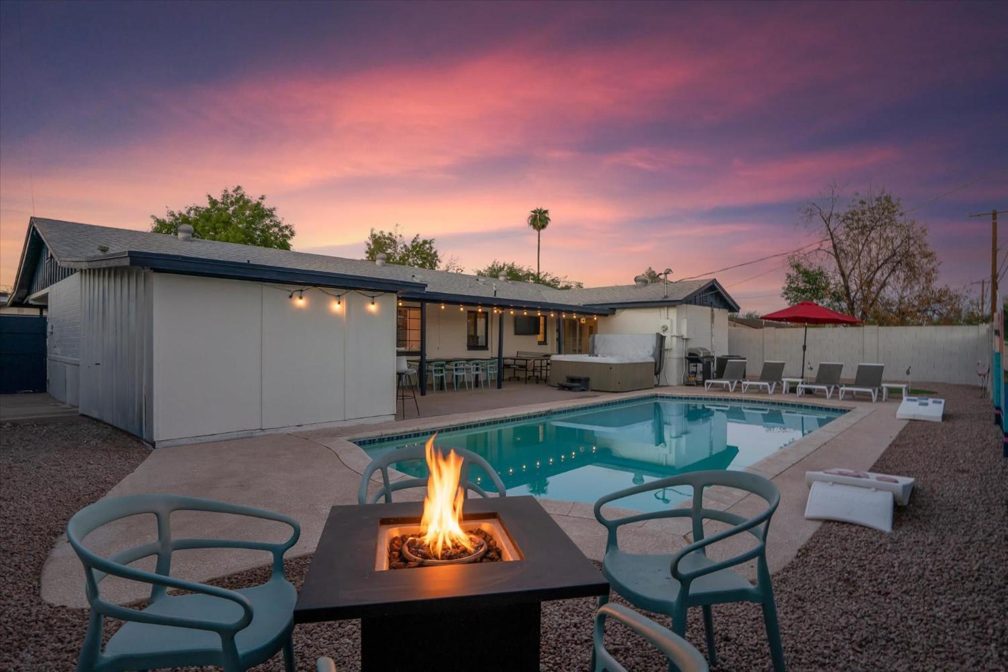 Girls Getaway Haven Outdoor Bar W Pool & Hot Tub Holiday home