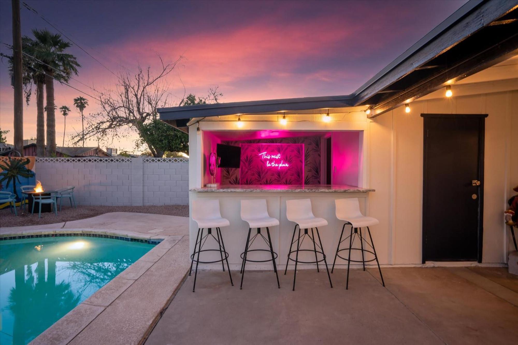 Girls Getaway Haven Outdoor Bar W Pool & Hot Tub