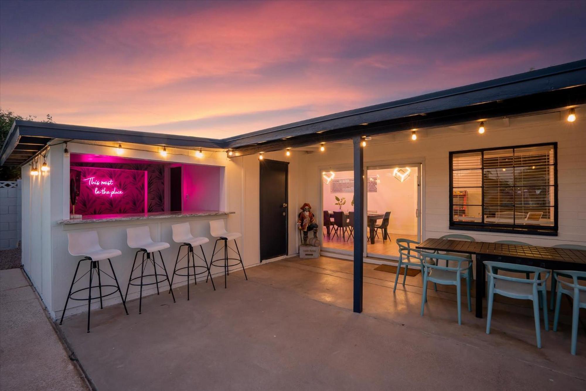 Girls Getaway Haven Outdoor Bar W Pool & Hot Tub Holiday home
