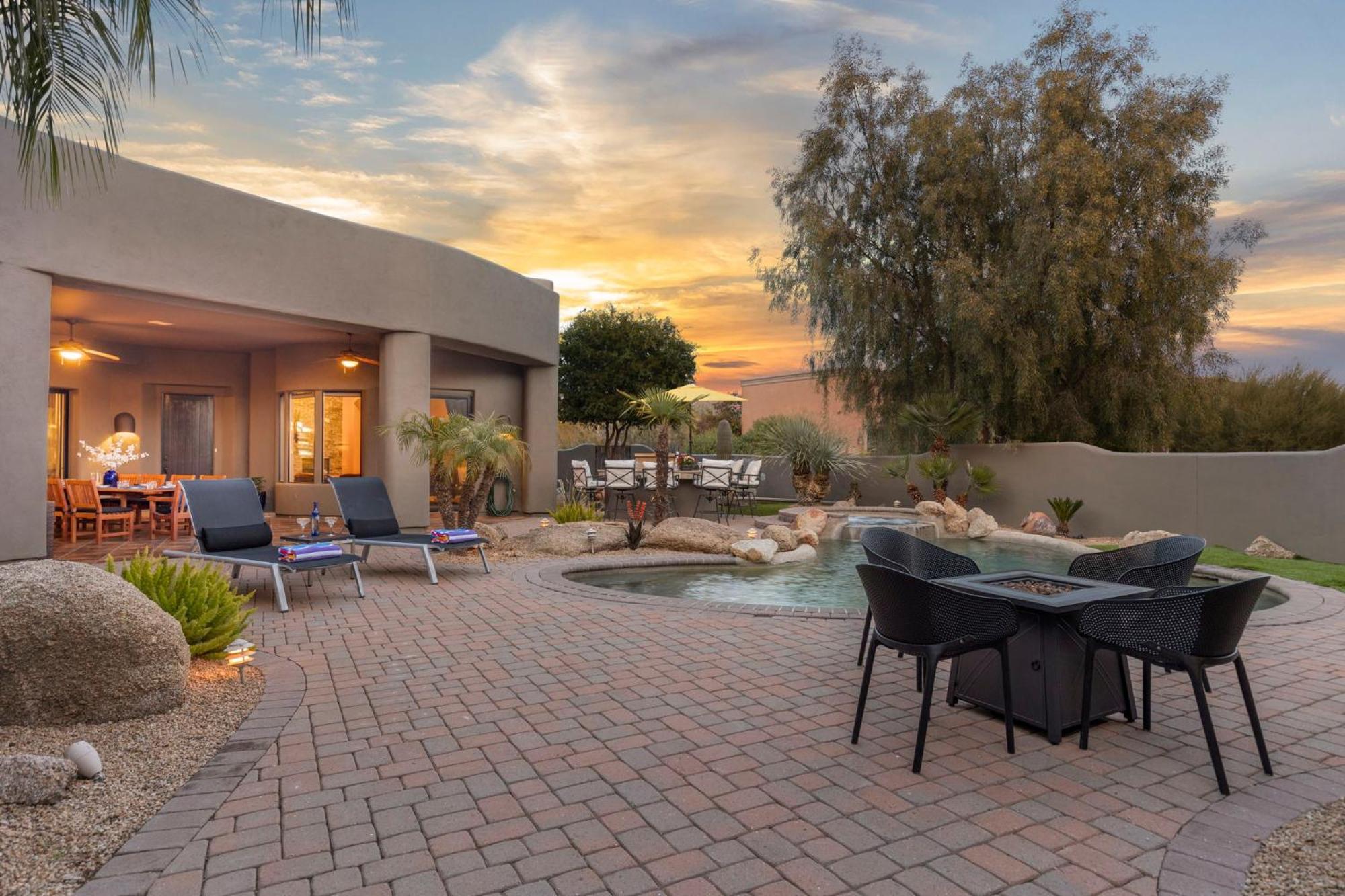 Holiday home The Debonair Derby By Paseohomesaz With Heated Pool