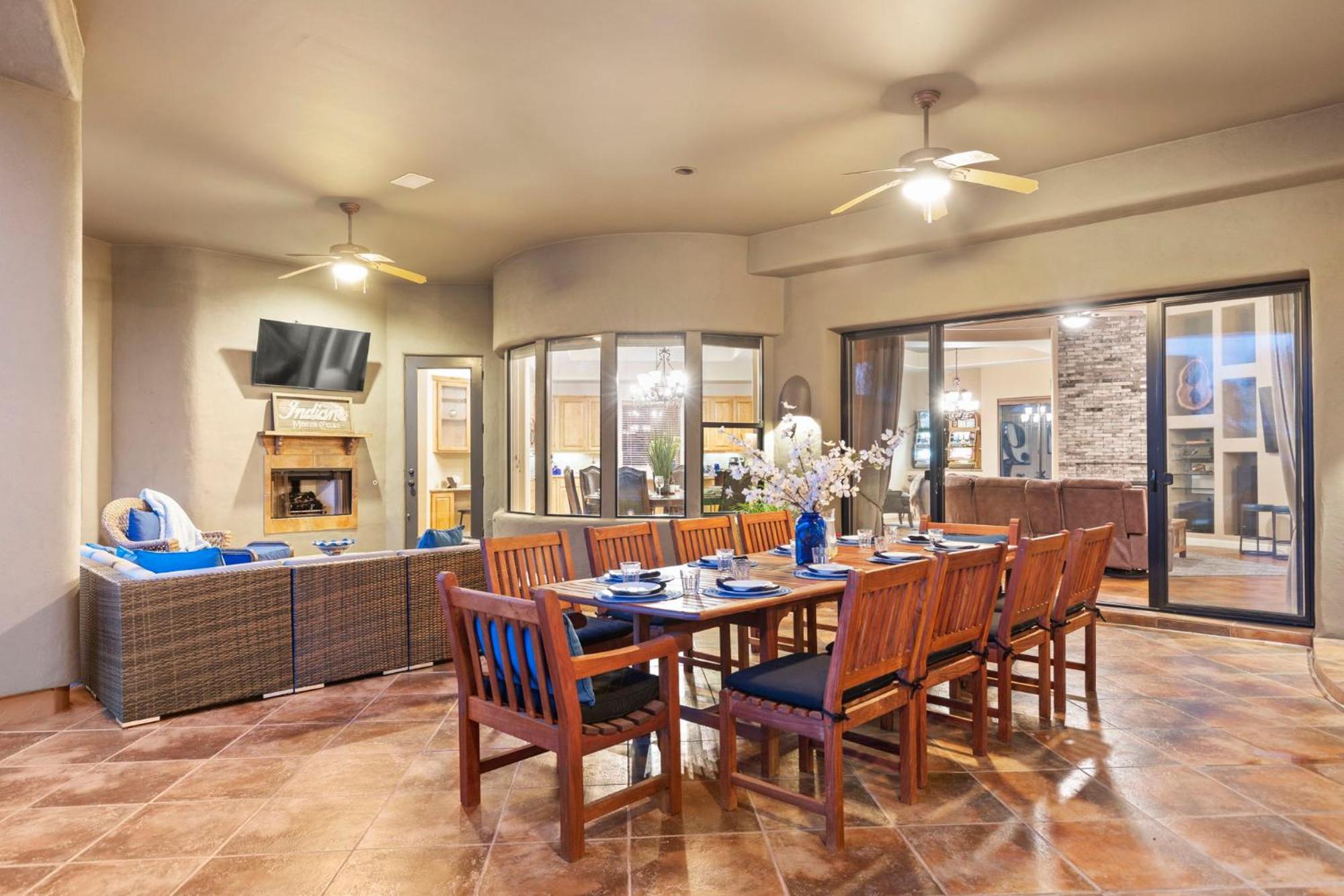 The Debonair Derby By Paseohomesaz With Heated Pool Holiday home *