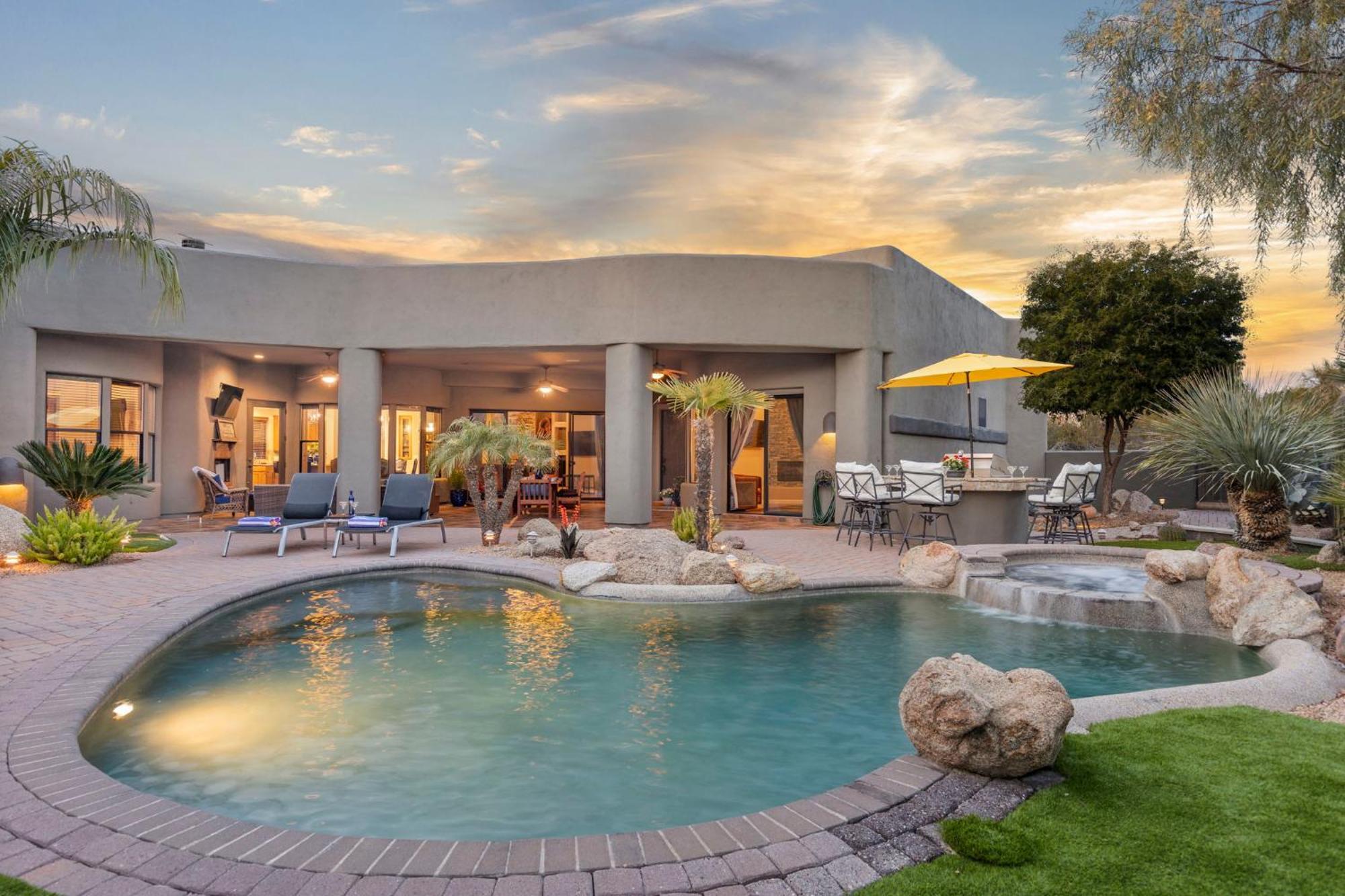 The Debonair Derby By Paseohomesaz With Heated Pool