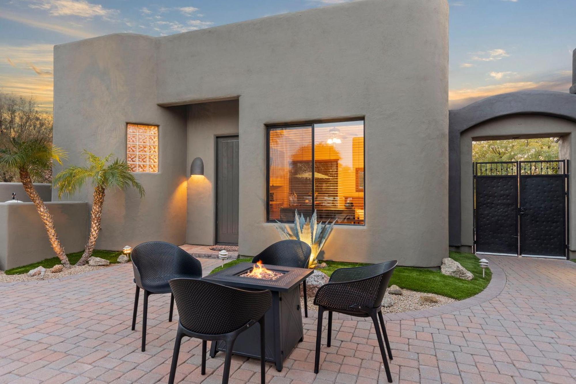 Holiday home The Debonair Derby By Paseohomesaz With Heated Pool