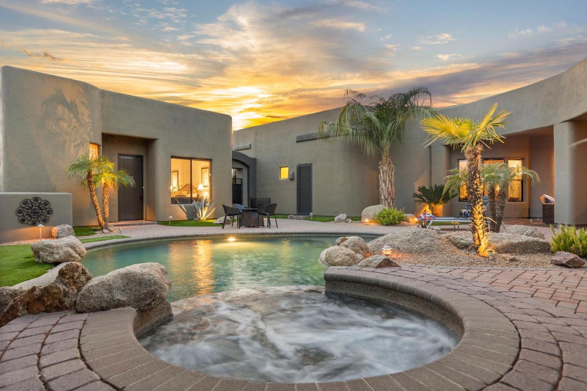 The Debonair Derby By Paseohomesaz With Heated Pool Holiday home *