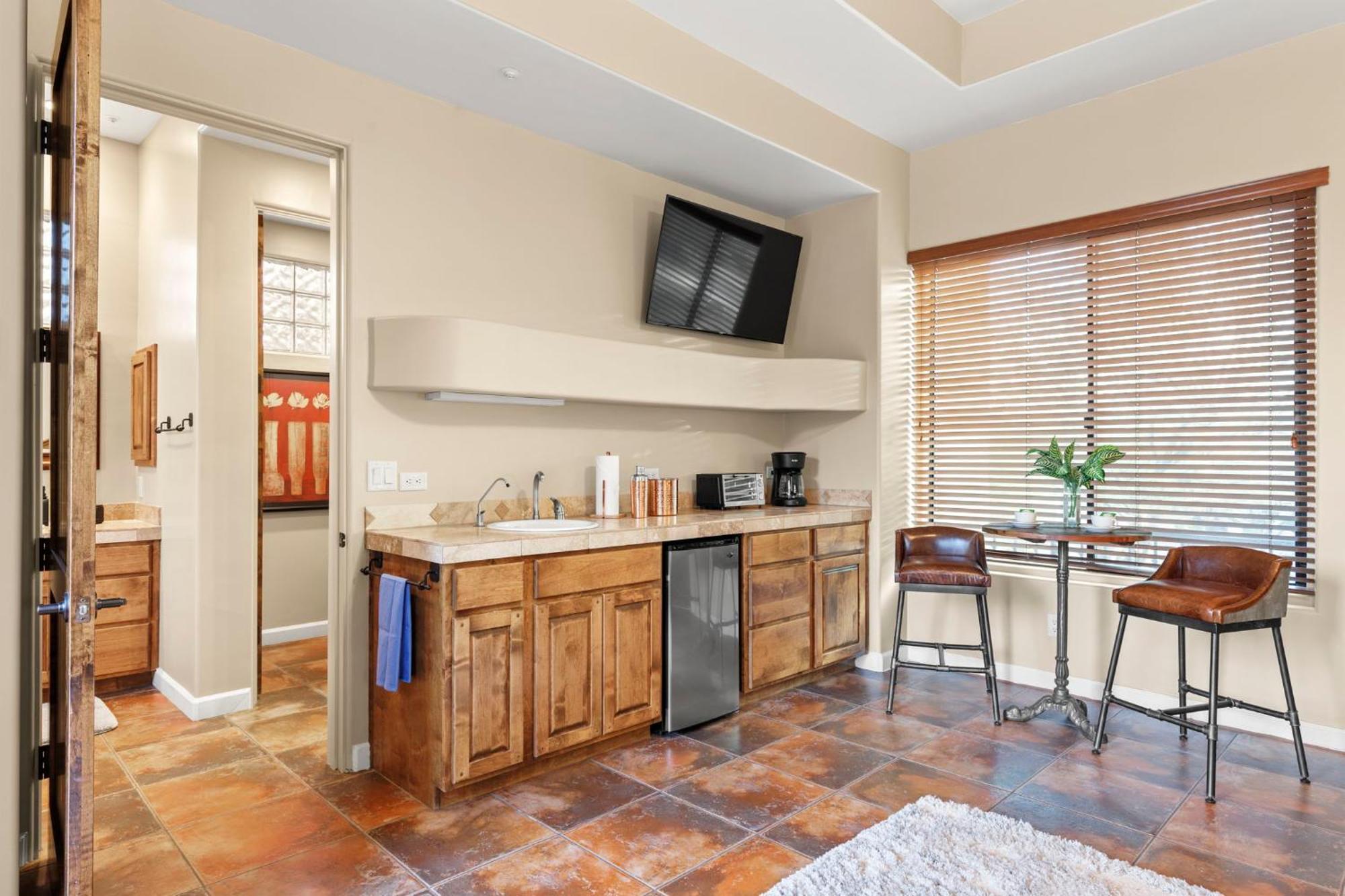 Holiday home The Debonair Derby By Paseohomesaz With Heated Pool *