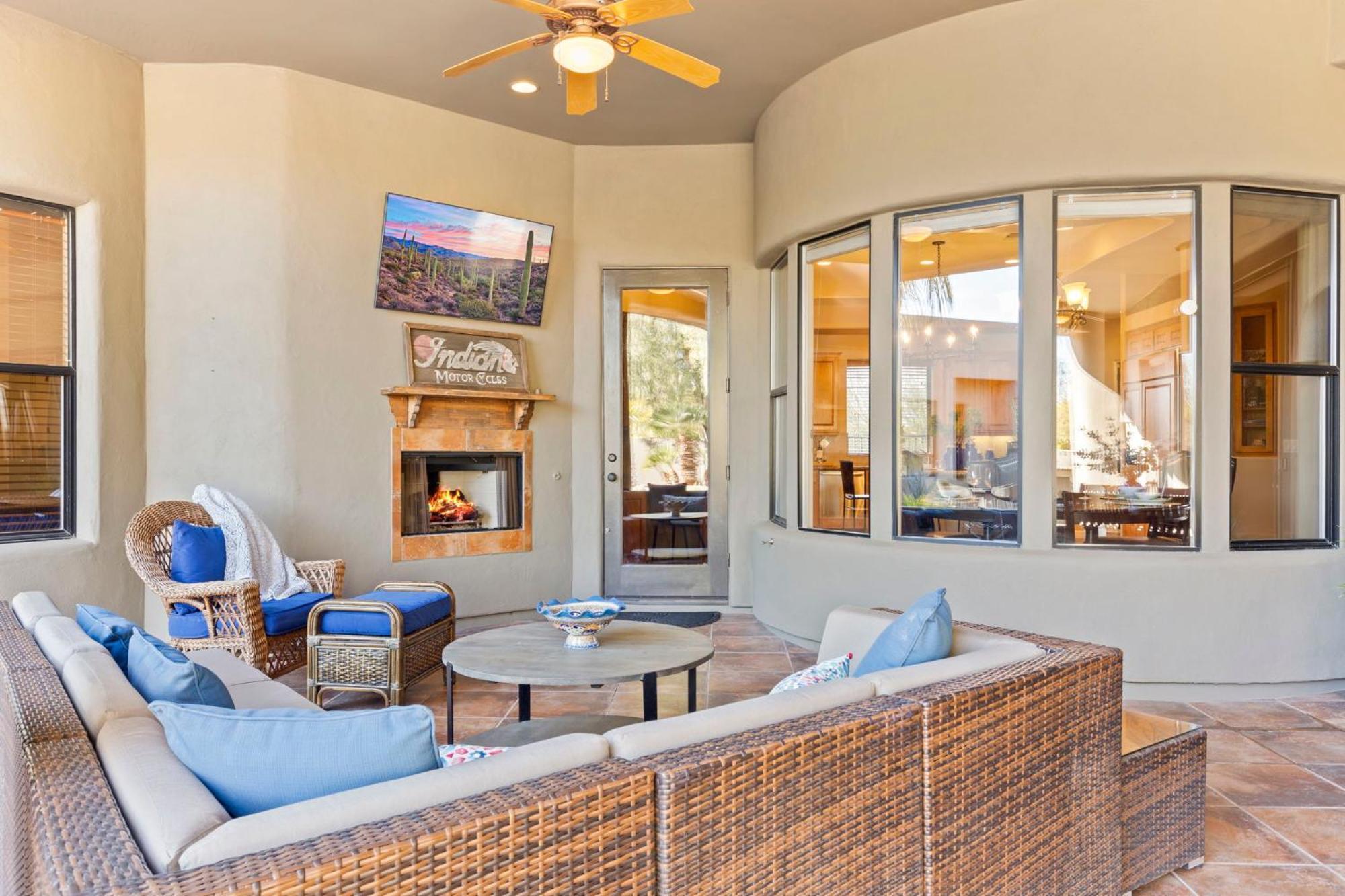 The Debonair Derby By Paseohomesaz With Heated Pool Holiday home
