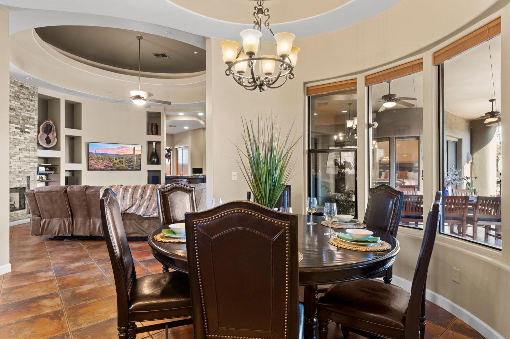 The Debonair Derby By Paseohomesaz With Heated Pool Holiday home *