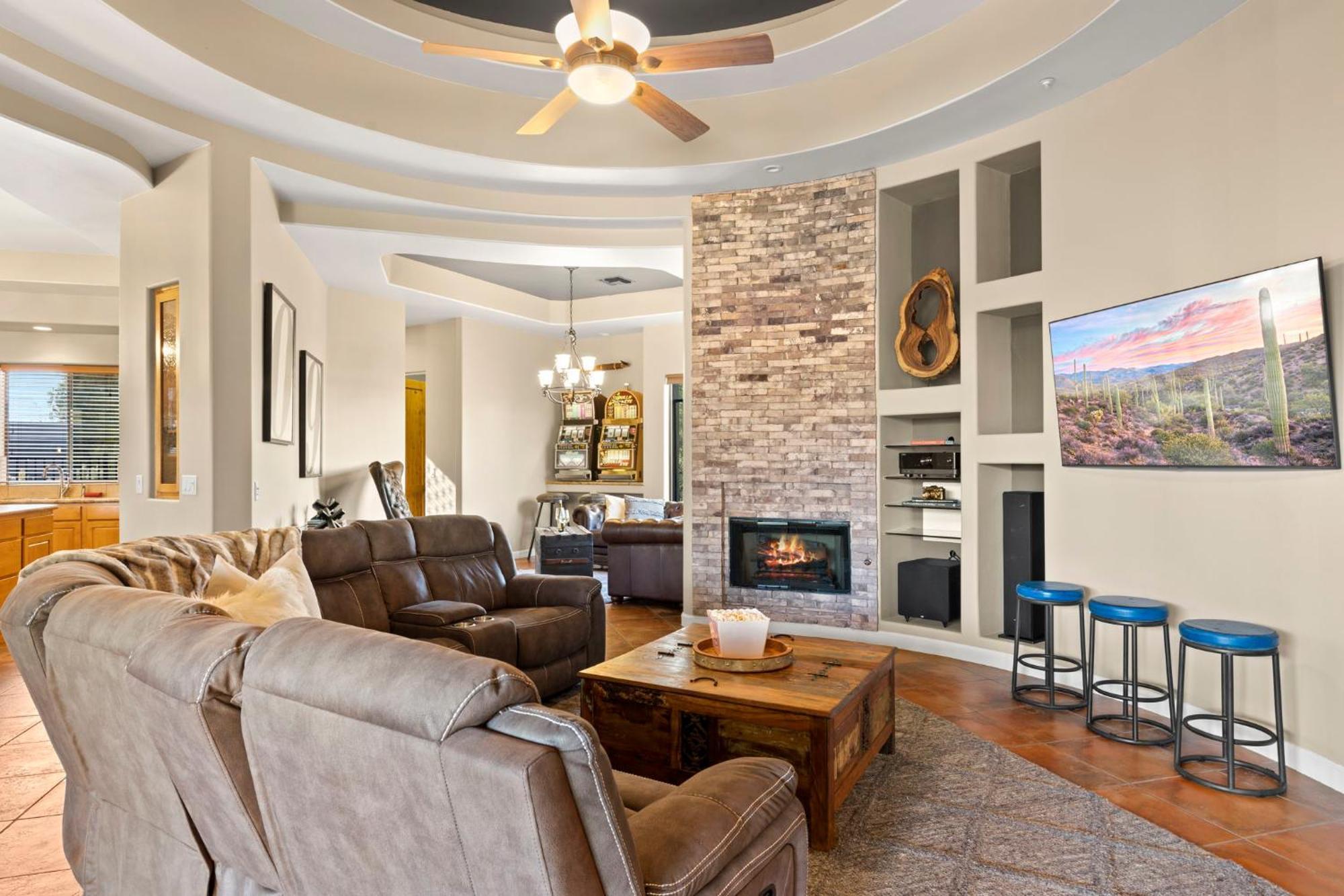 The Debonair Derby By Paseohomesaz With Heated Pool Holiday home