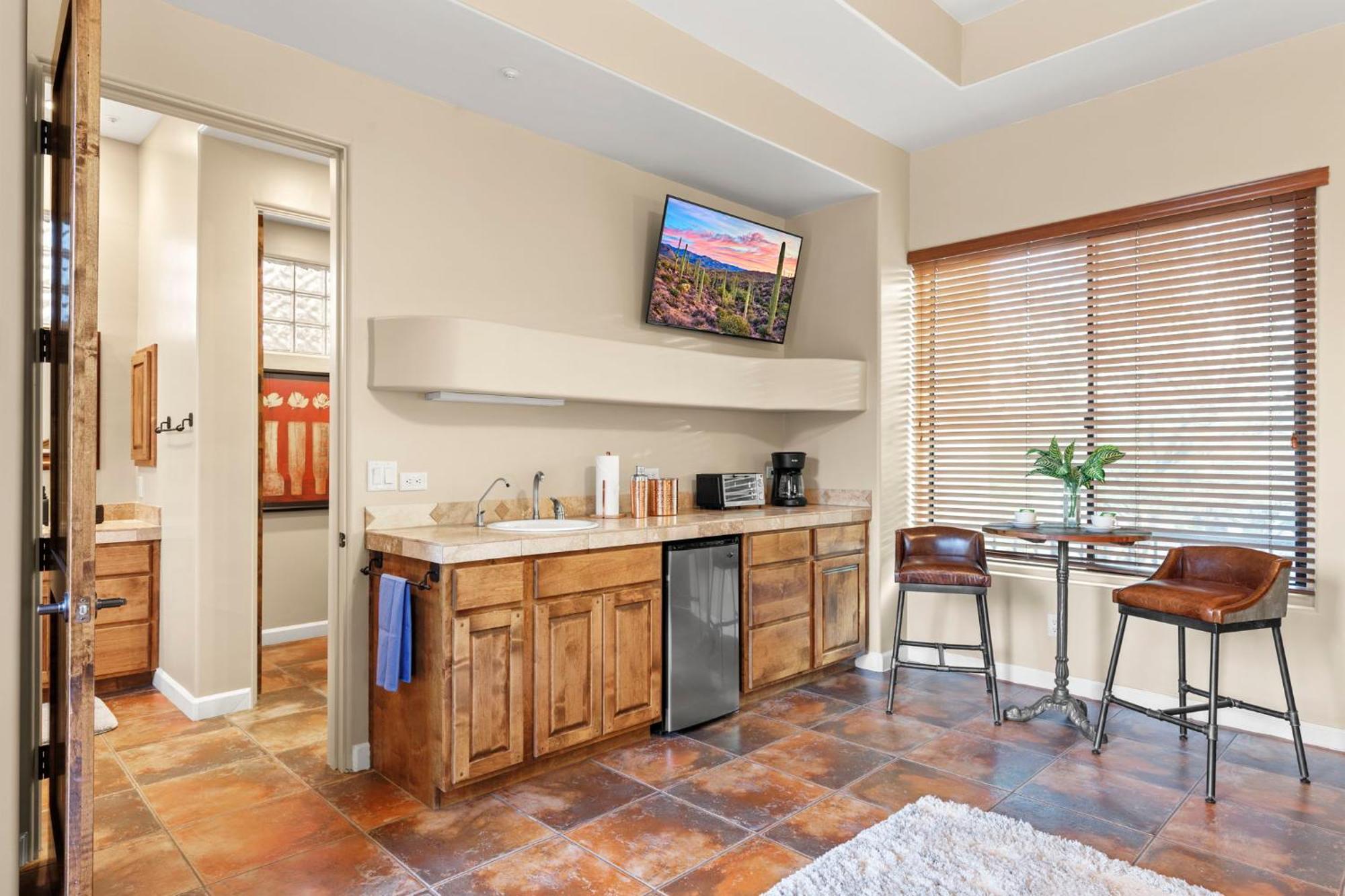 Holiday home The Debonair Derby By Paseohomesaz With Heated Pool *