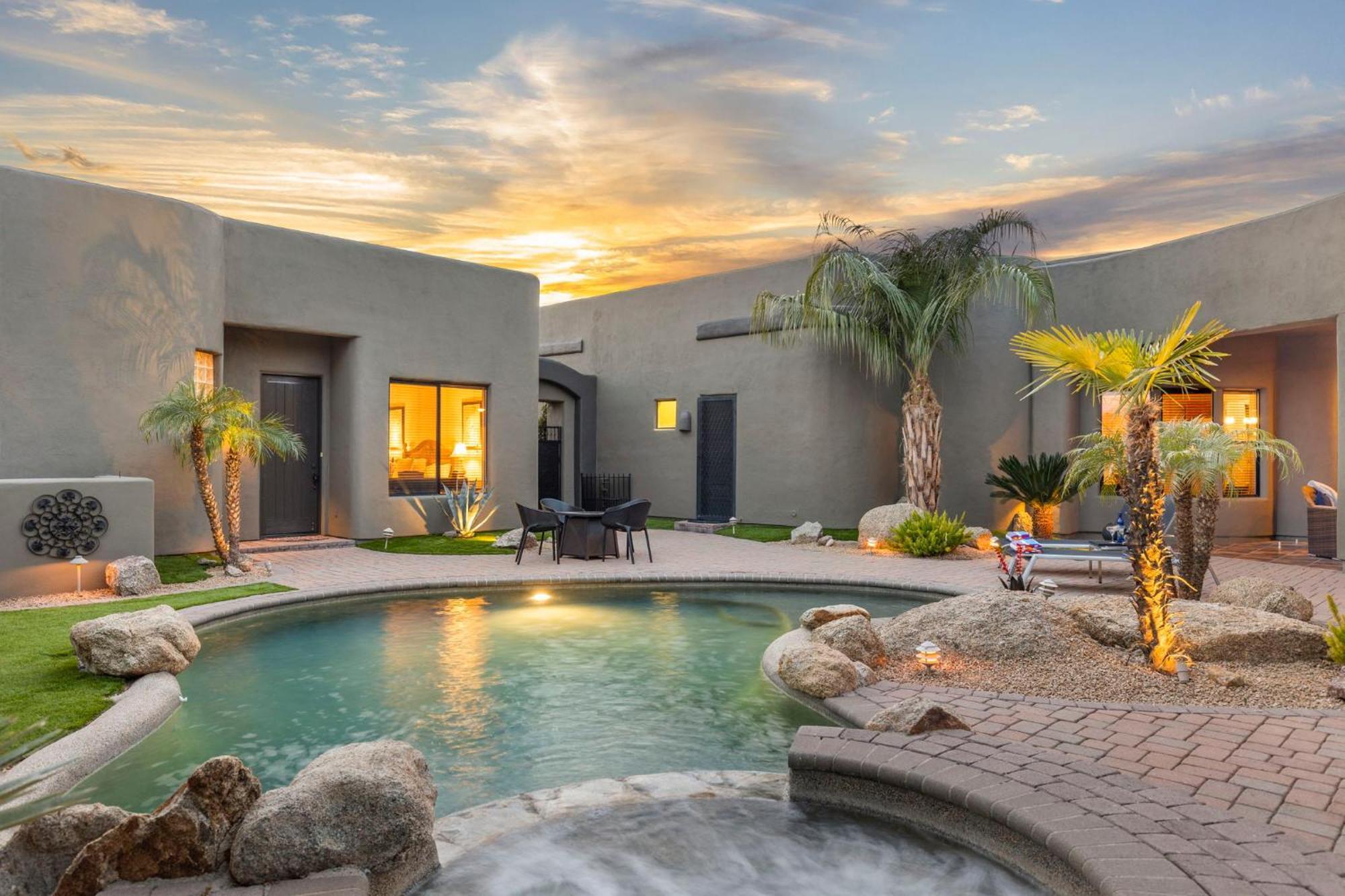 The Debonair Derby By Paseohomesaz With Heated Pool Holiday home