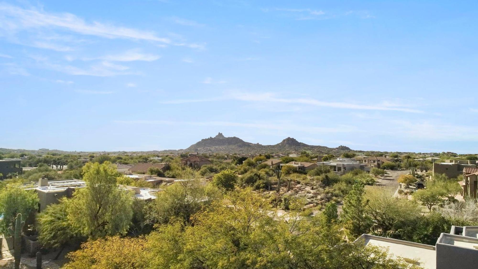 The Debonair Derby By Paseohomesaz With Heated Pool
