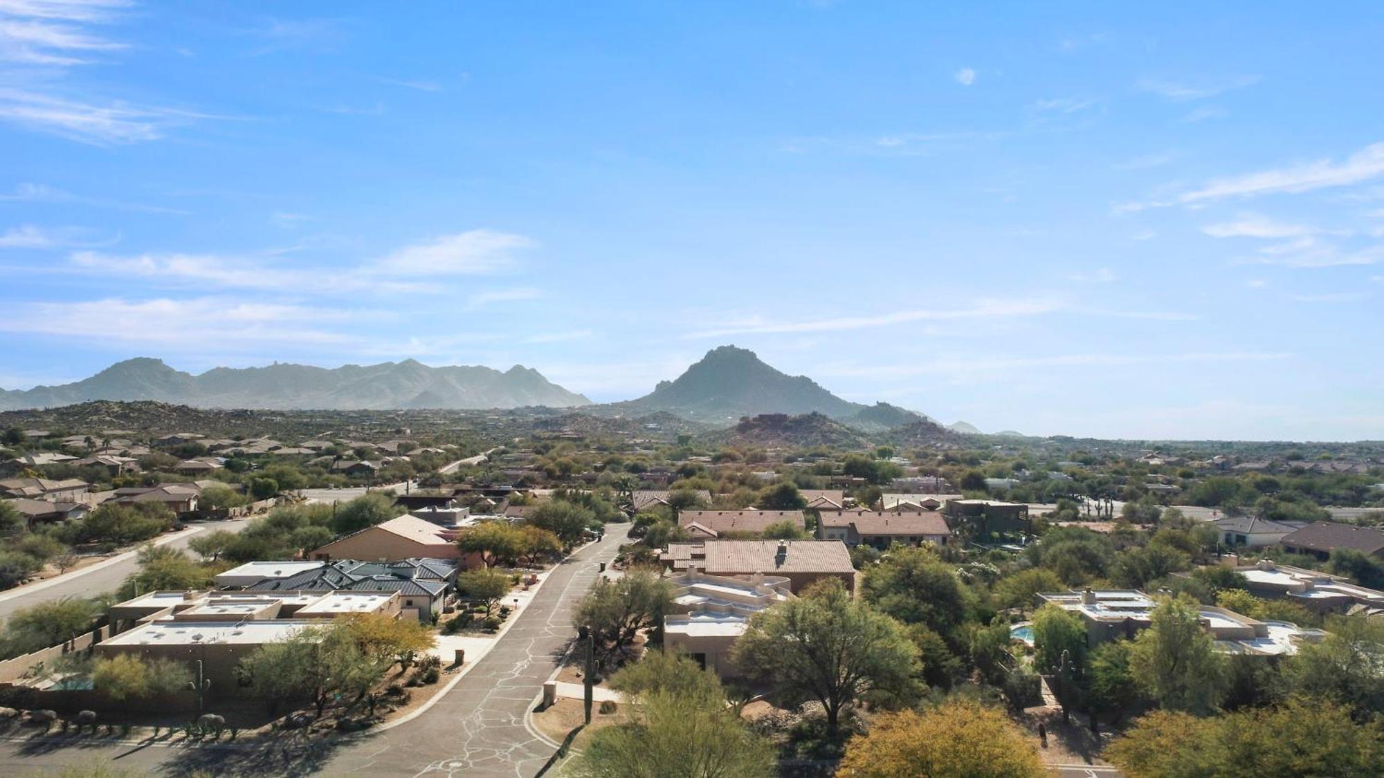 The Debonair Derby By Paseohomesaz With Heated Pool
