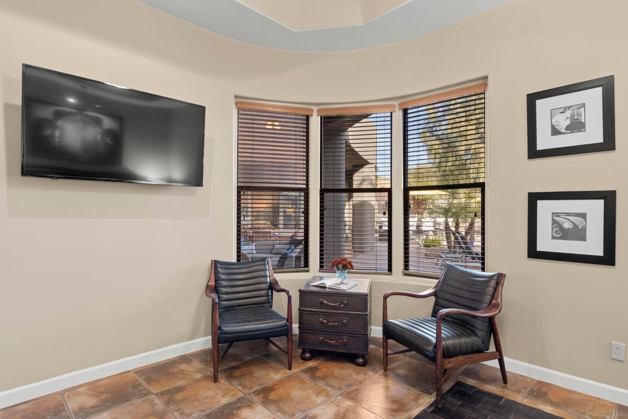 The Debonair Derby By Paseohomesaz With Heated Pool Holiday home