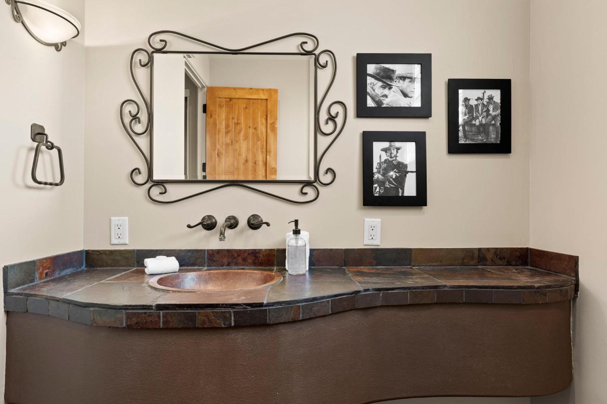 The Debonair Derby By Paseohomesaz With Heated Pool *