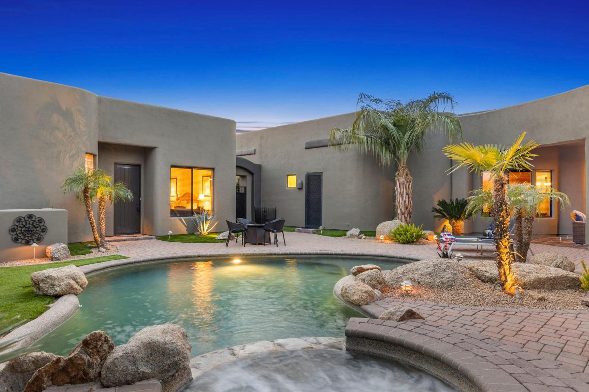 Holiday home The Debonair Derby By Paseohomesaz With Heated Pool
