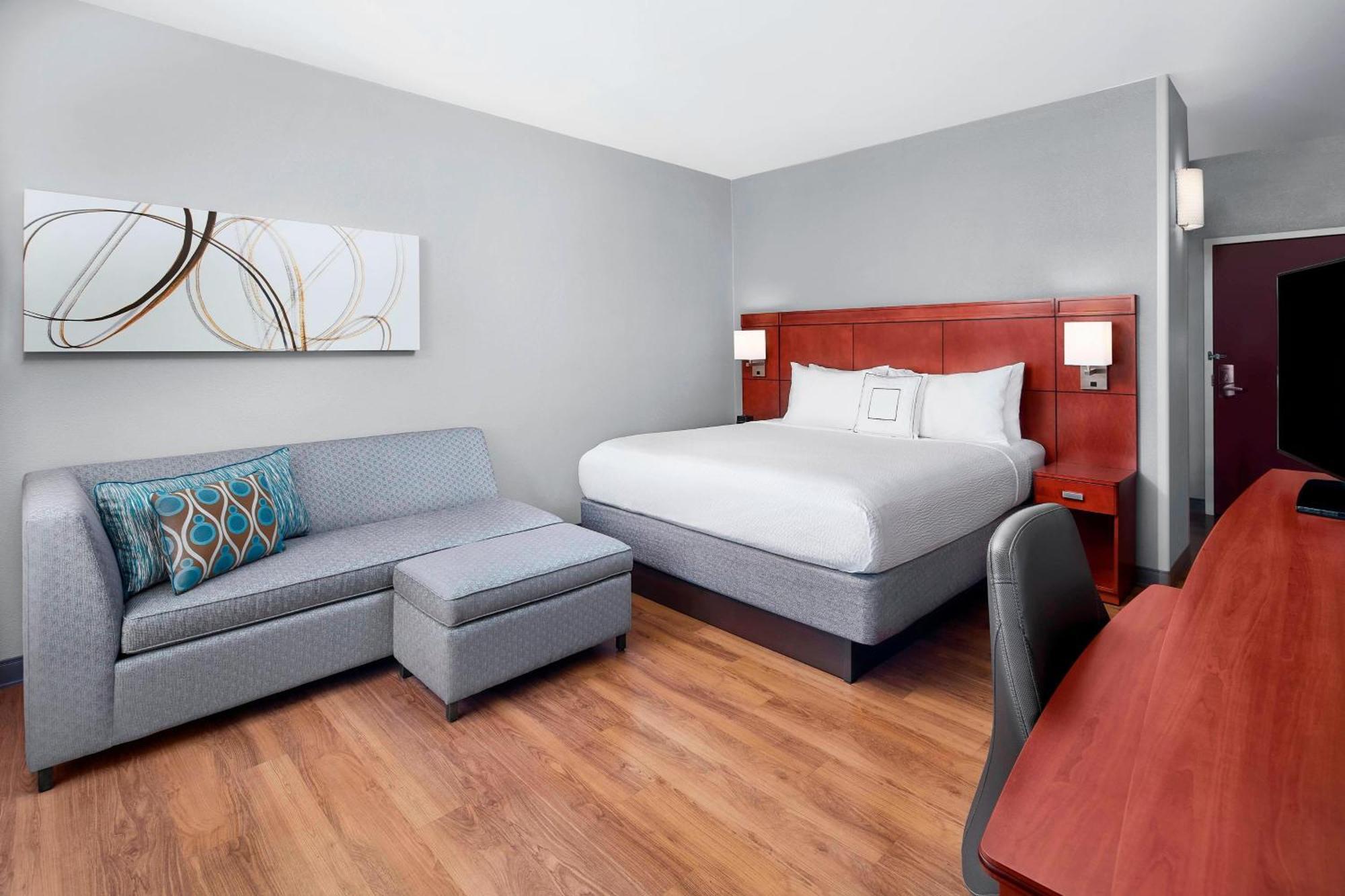 Courtyard North Hotel 3*