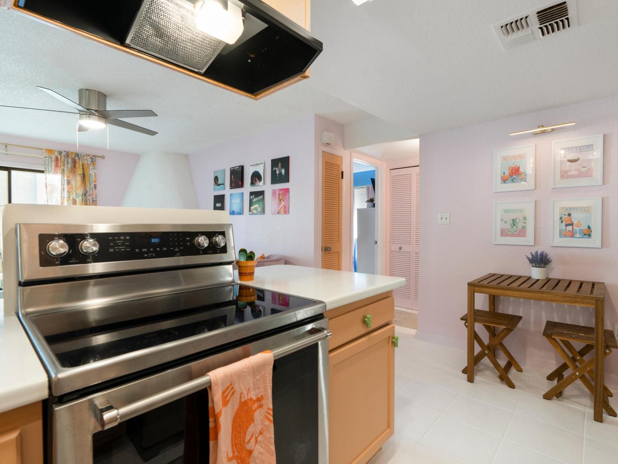 Modernized 1br W Shared Pool & Spa Holiday home