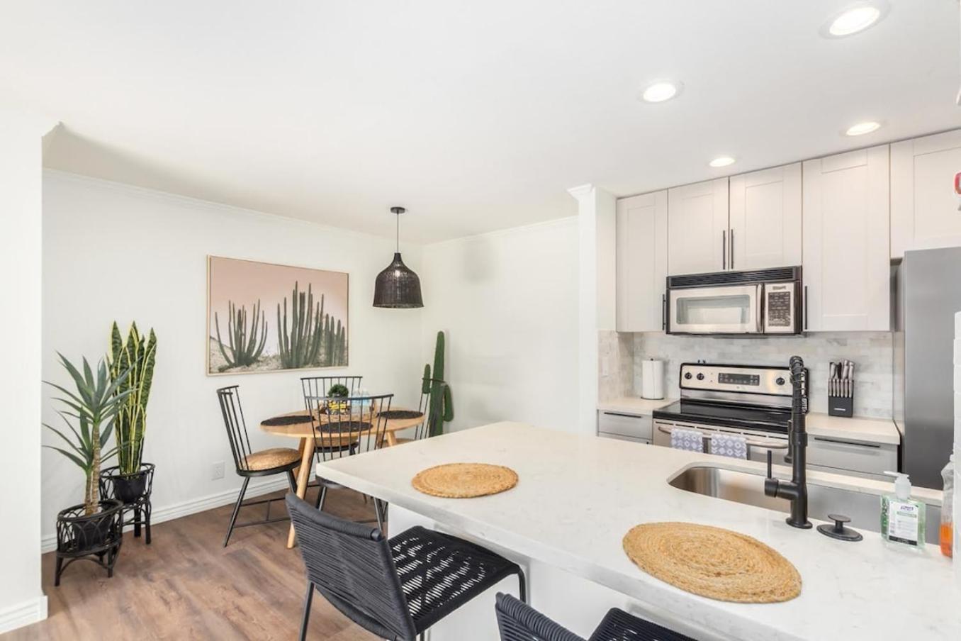 Luxe, 2br Old Town Wpatio, Pool, & Parking *