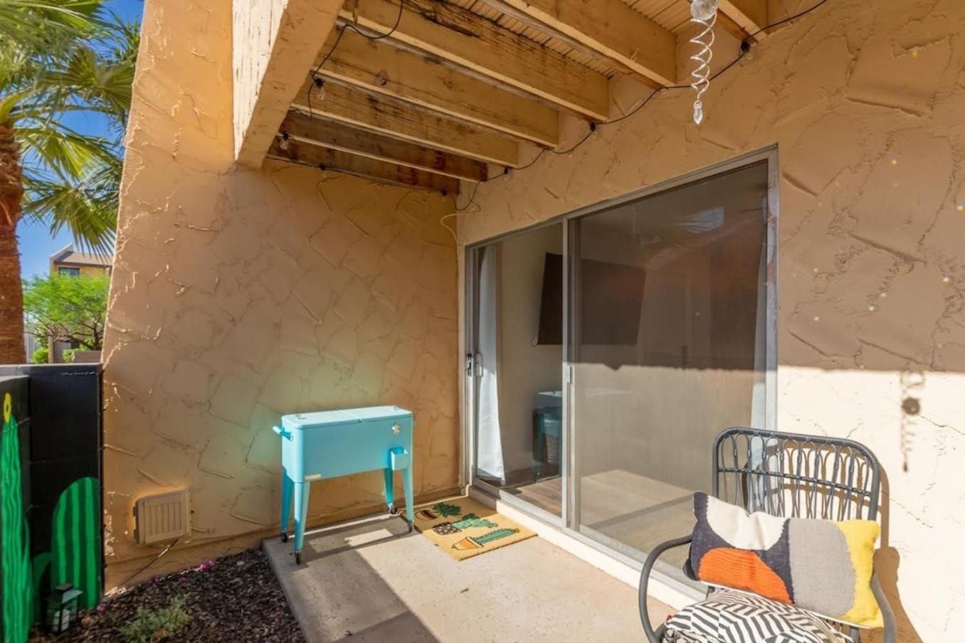 Luxe, 2br Old Town Wpatio, Pool, & Parking
