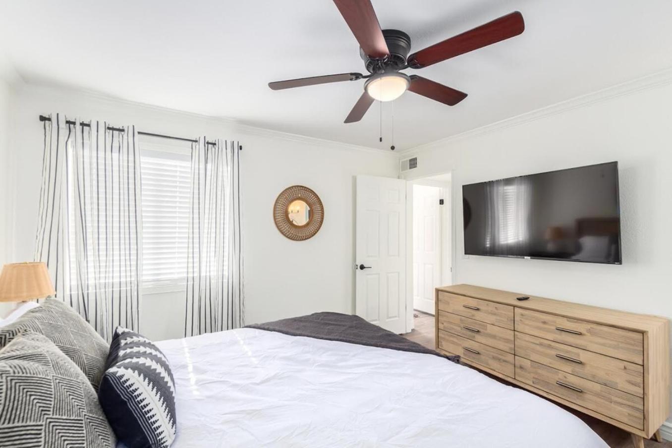 Holiday home Luxe, 2br Old Town Wpatio, Pool, & Parking *