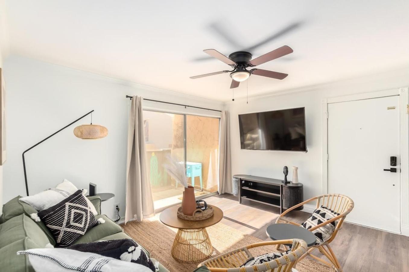 Luxe, 2br Old Town Wpatio, Pool, & Parking