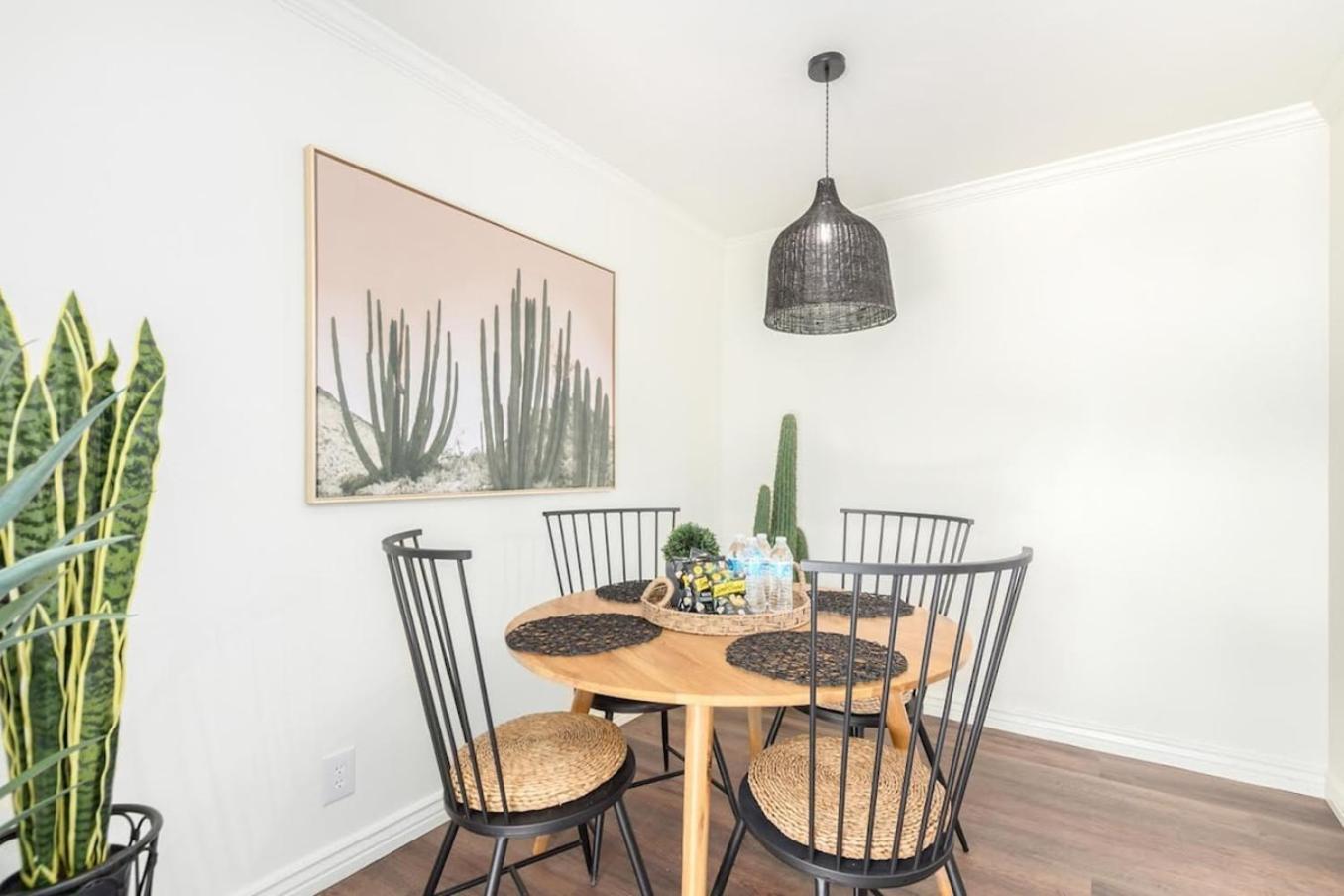 Luxe, 2br Old Town Wpatio, Pool, & Parking *
