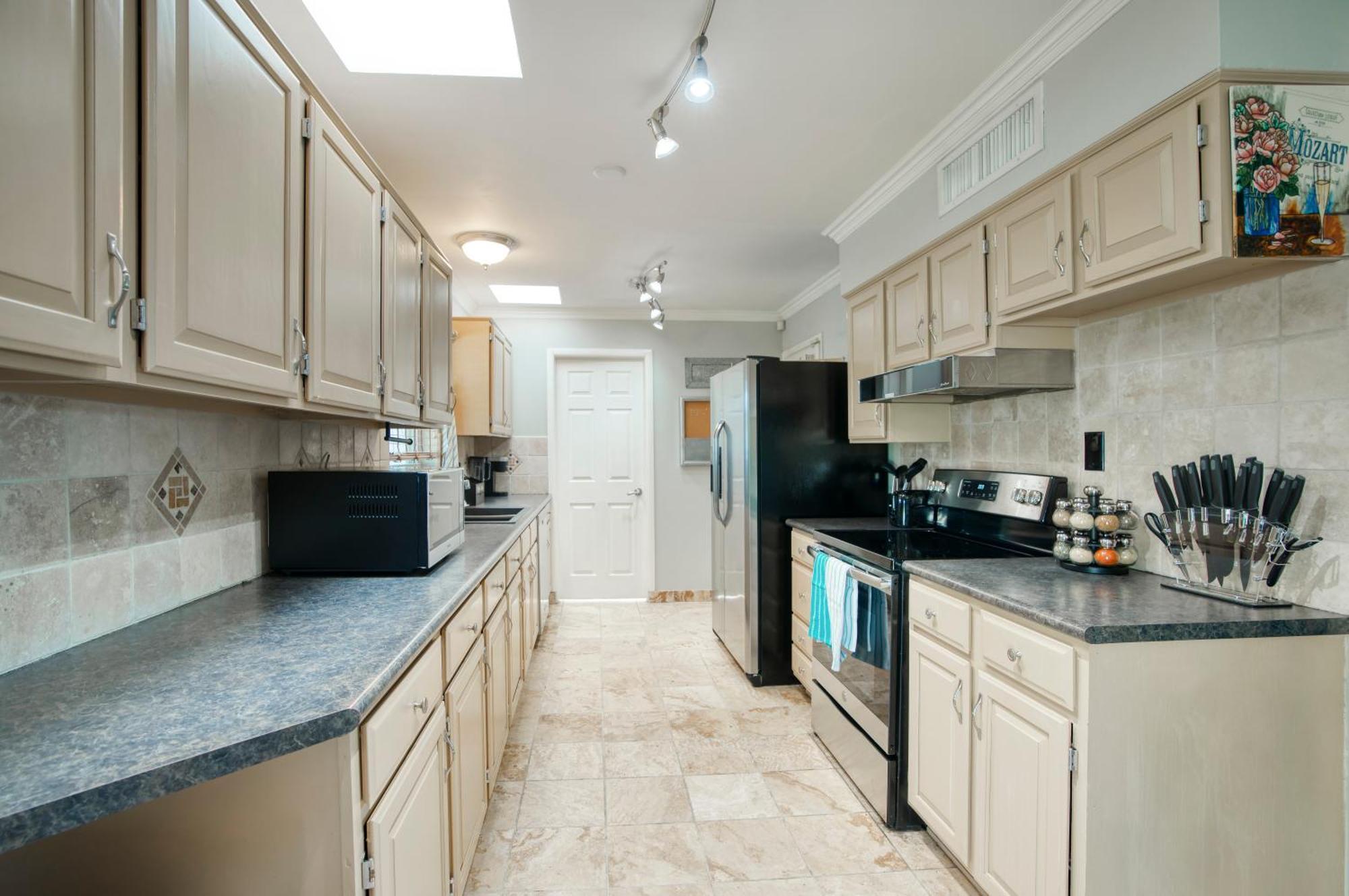 Modern 3bd W Pool And Patio Apartment *