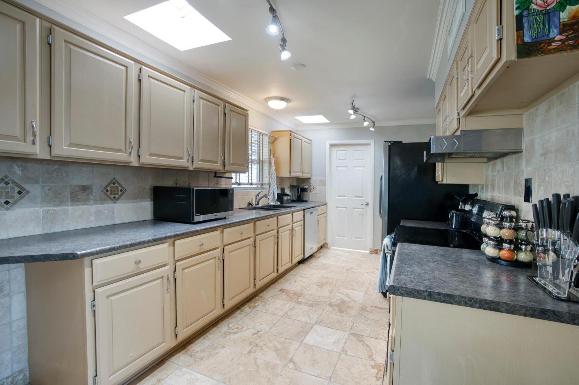 Modern 3bd W Pool And Patio Apartment *