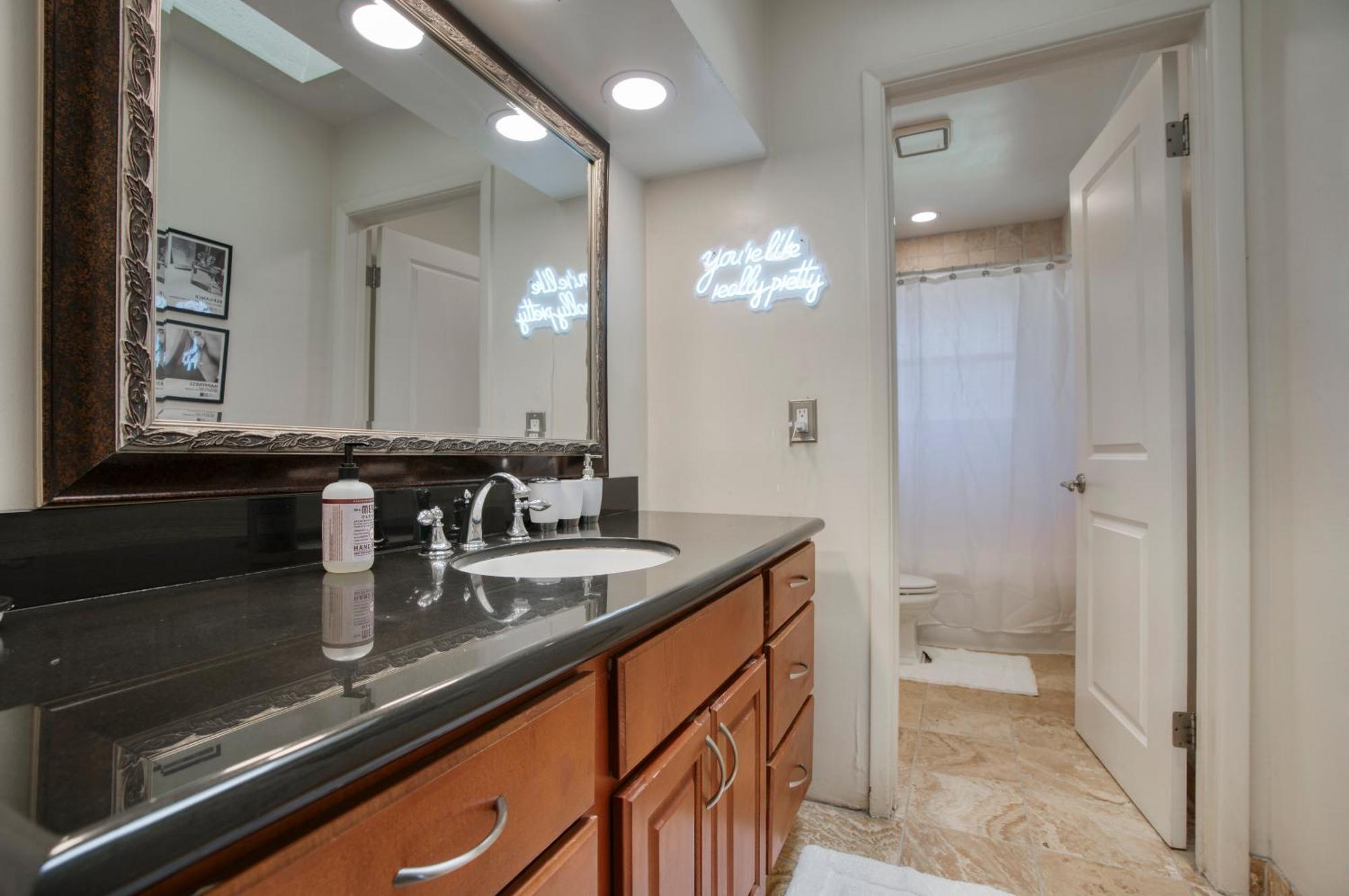 Modern 3bd W Pool And Patio Apartment