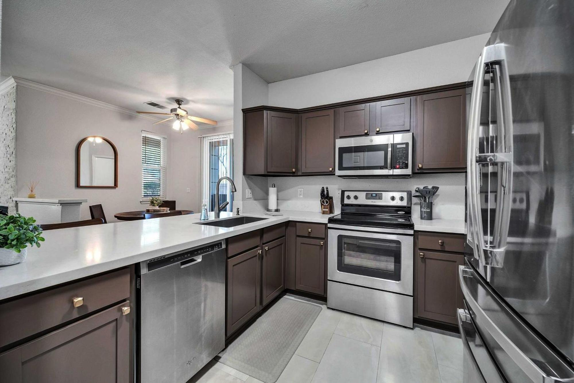 Vibrant With Community Pool Access! Apartamento