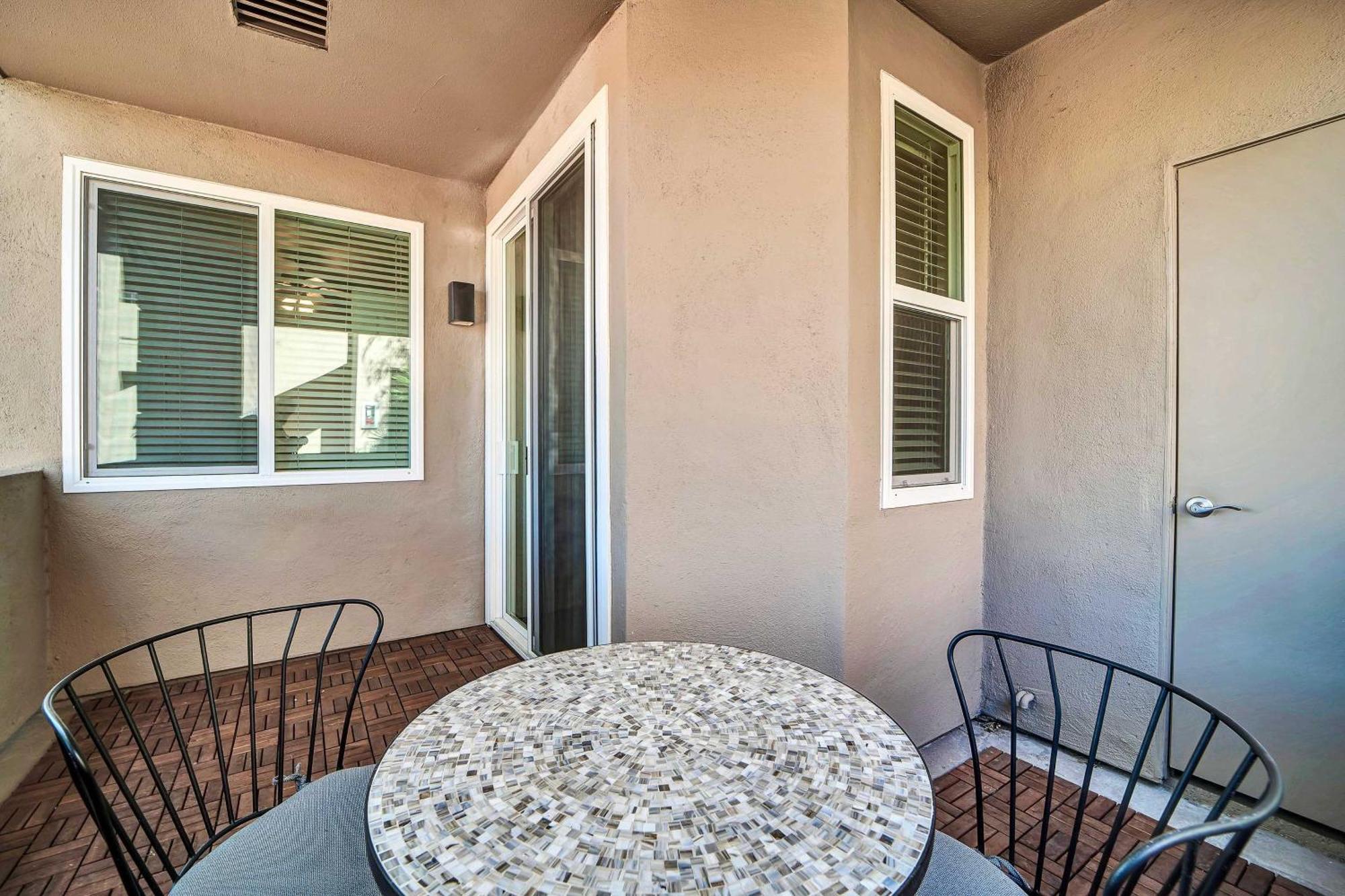 Vibrant With Community Pool Access! Scottsdale