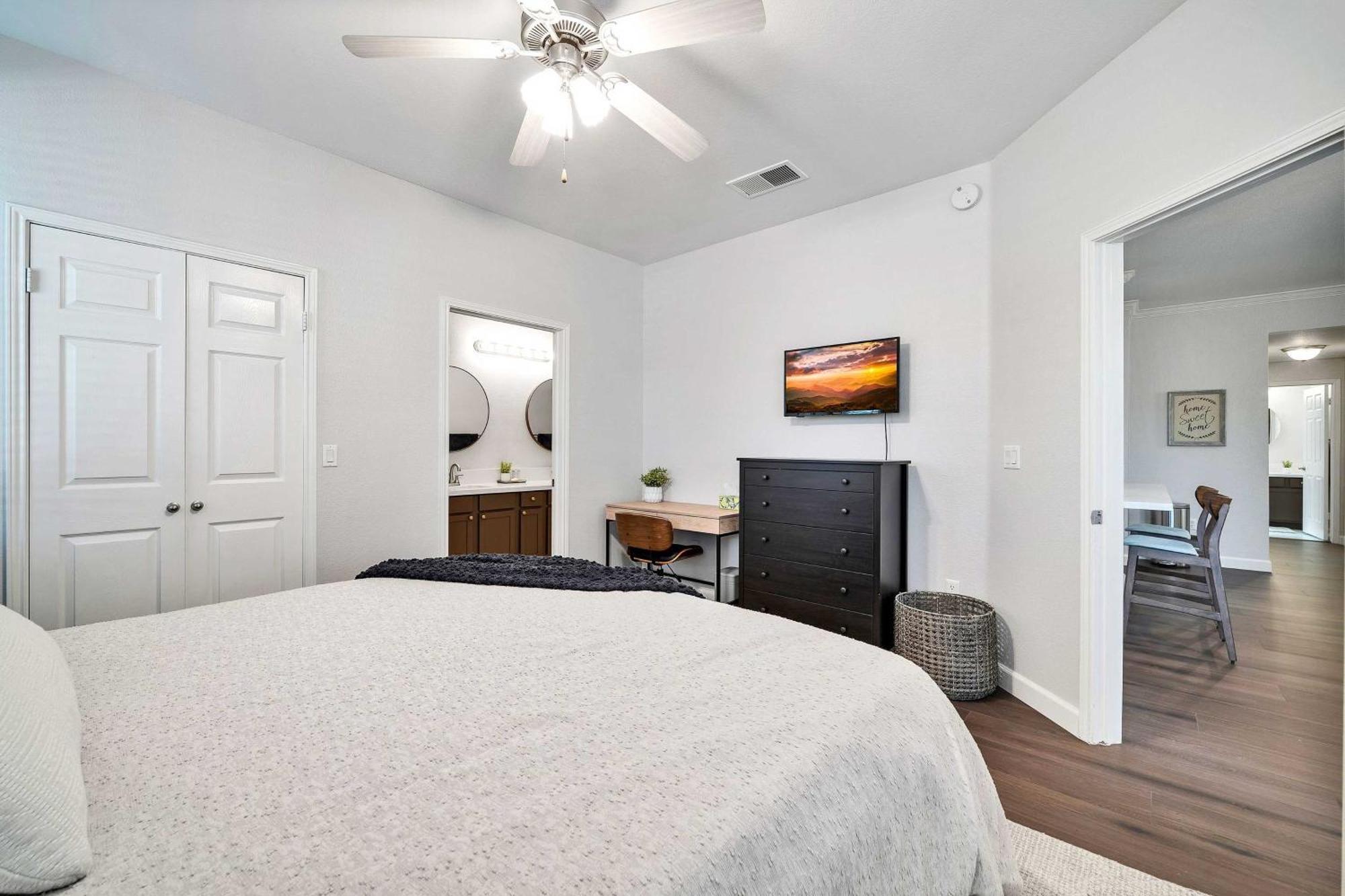 Apartamento Vibrant With Community Pool Access!