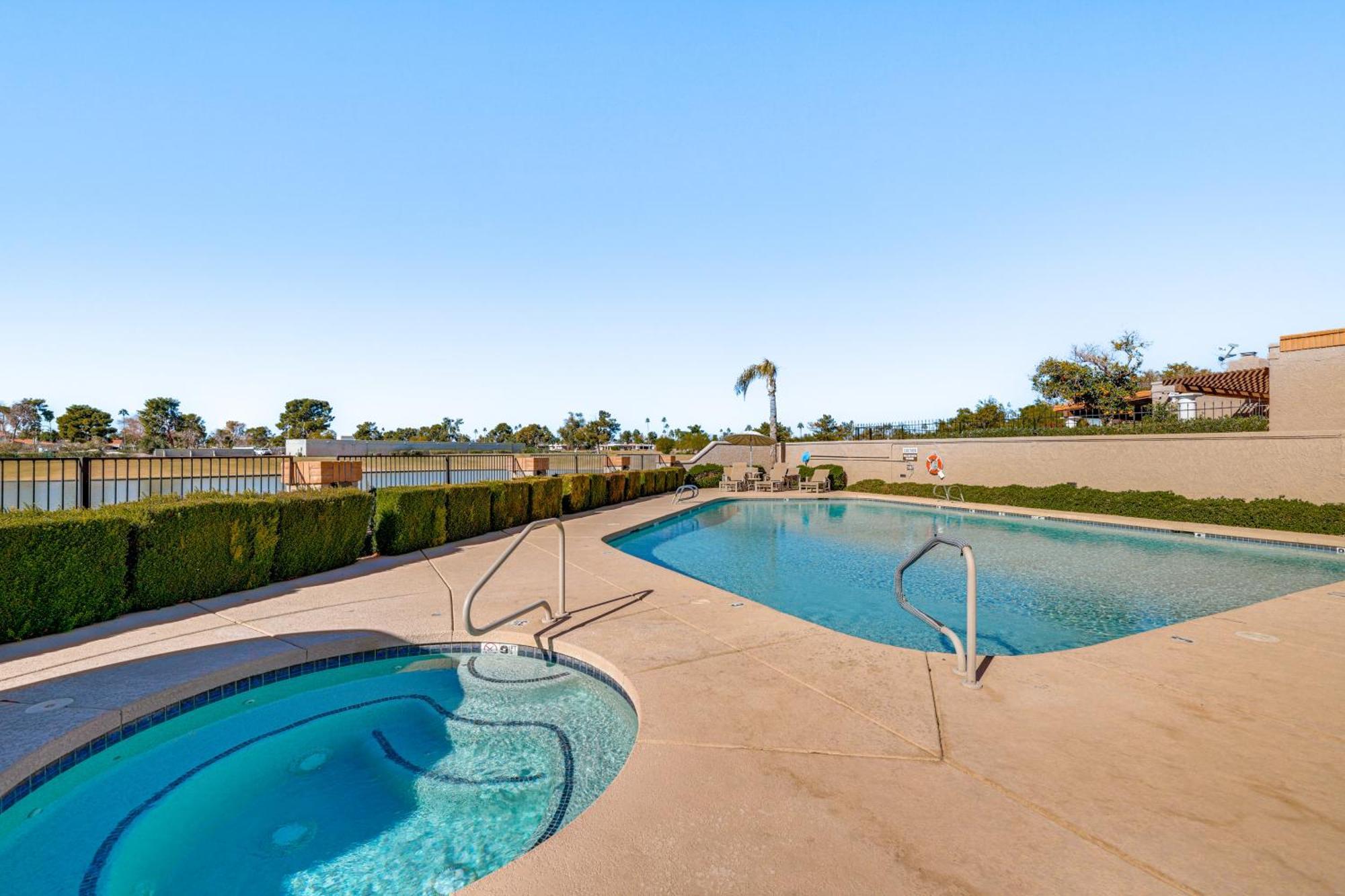 Modern Townhome With Heated Pool Access Holiday home *