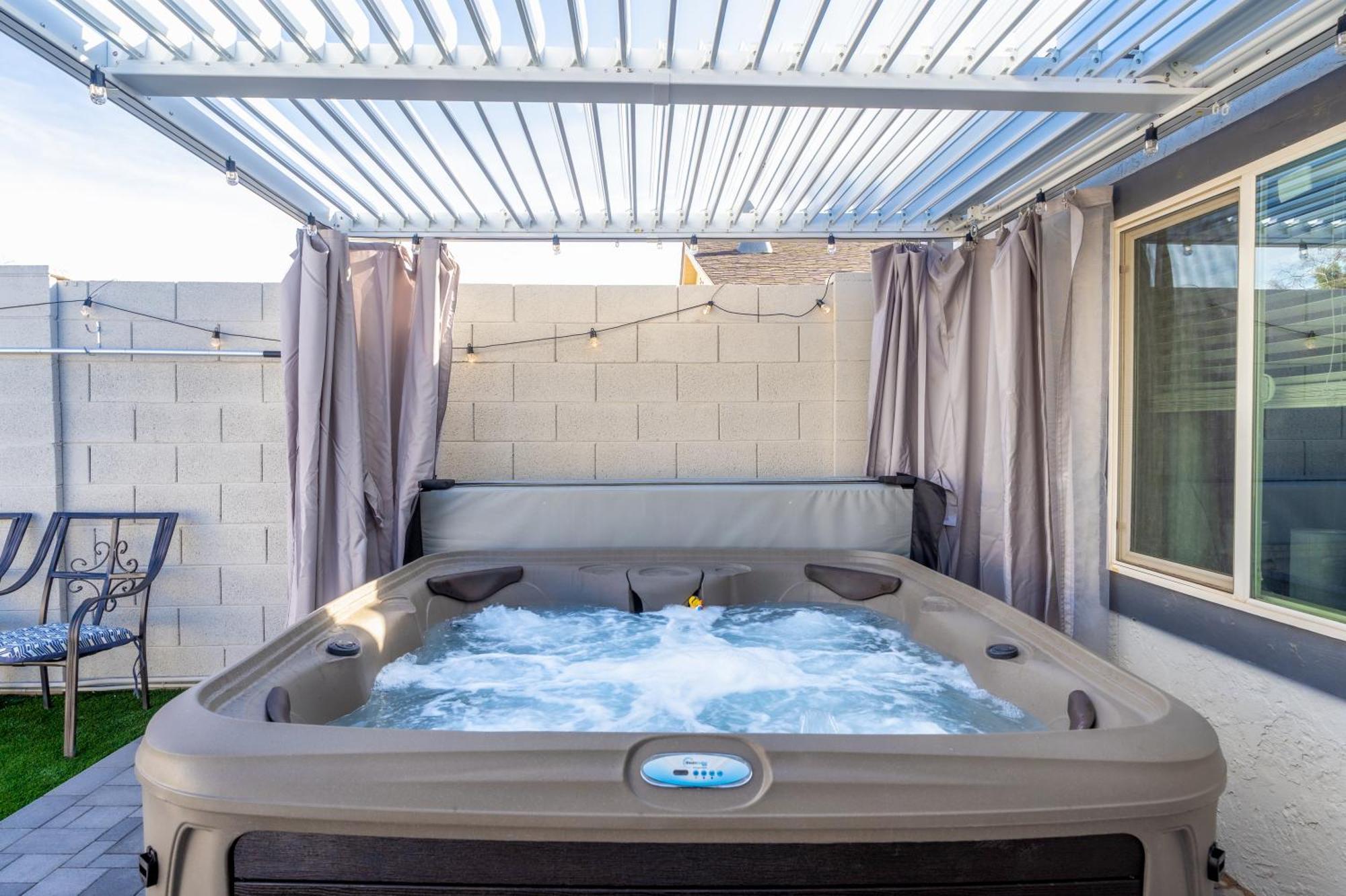 Holiday home Lux New! Heated Pool Option, 2kings, Spa, Old Town, Westworld, Fashion Square *