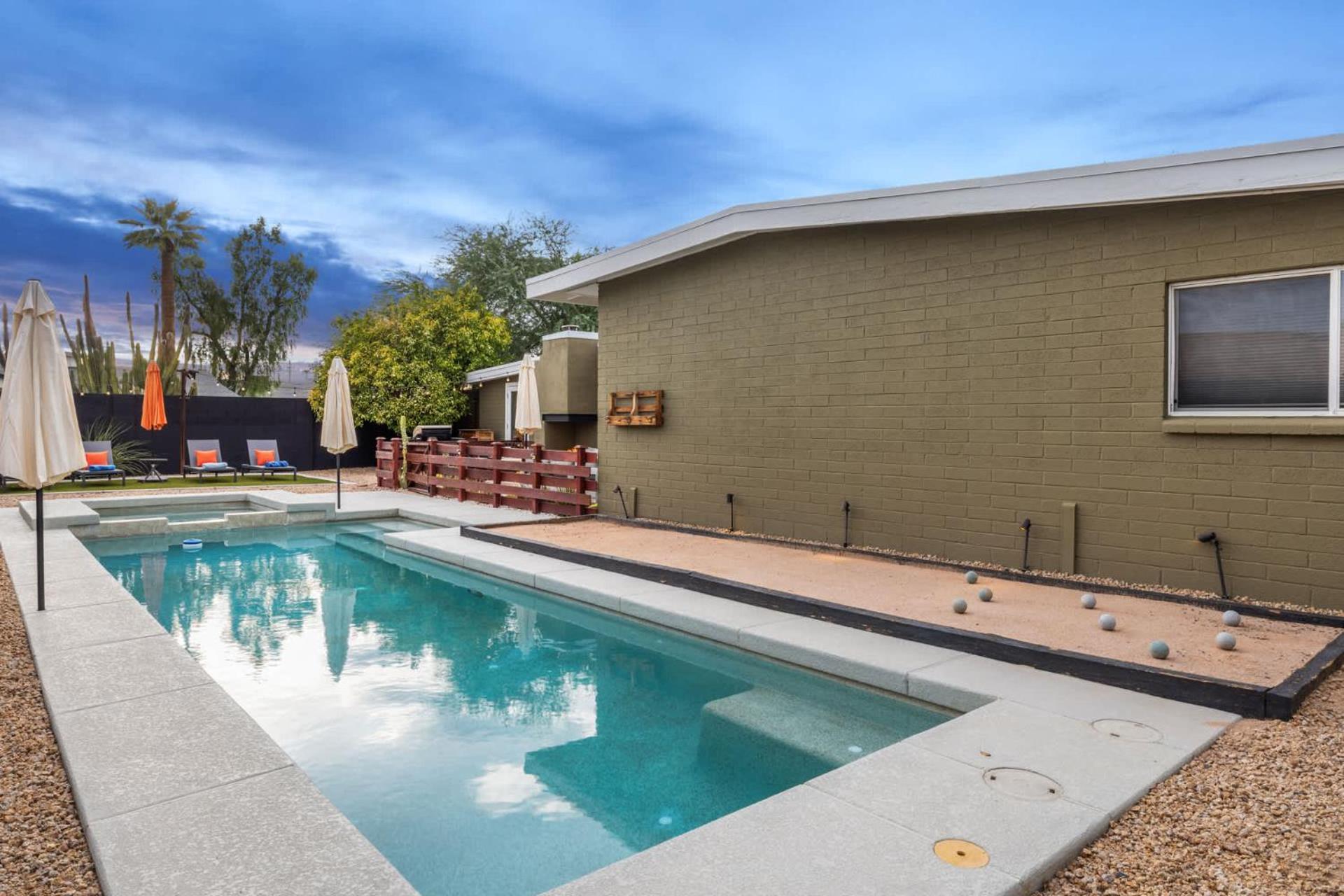 Mid-century Marvel - Poolside Patio With & Bocce Holiday home