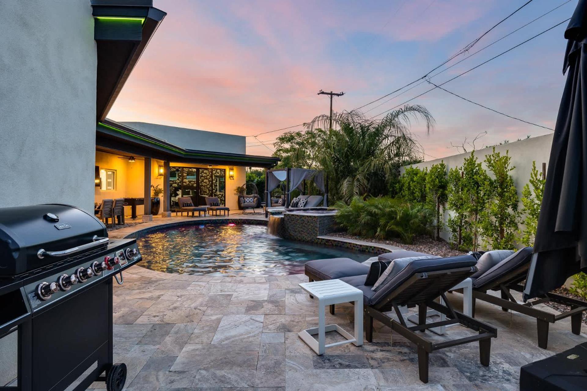 75th Place - Luxe Pool Walk To Old Town *
