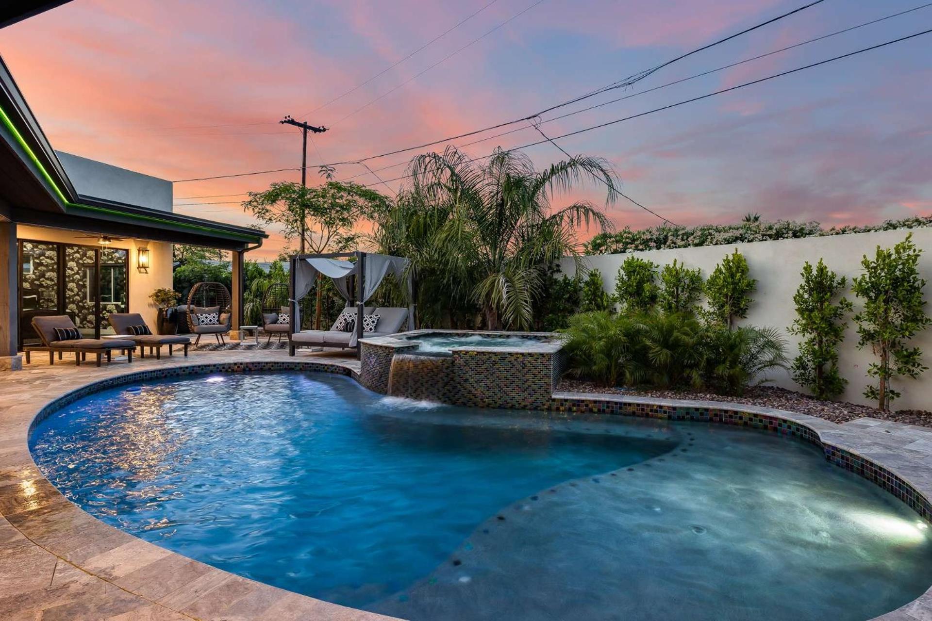 75th Place - Luxe Pool Walk To Old Town