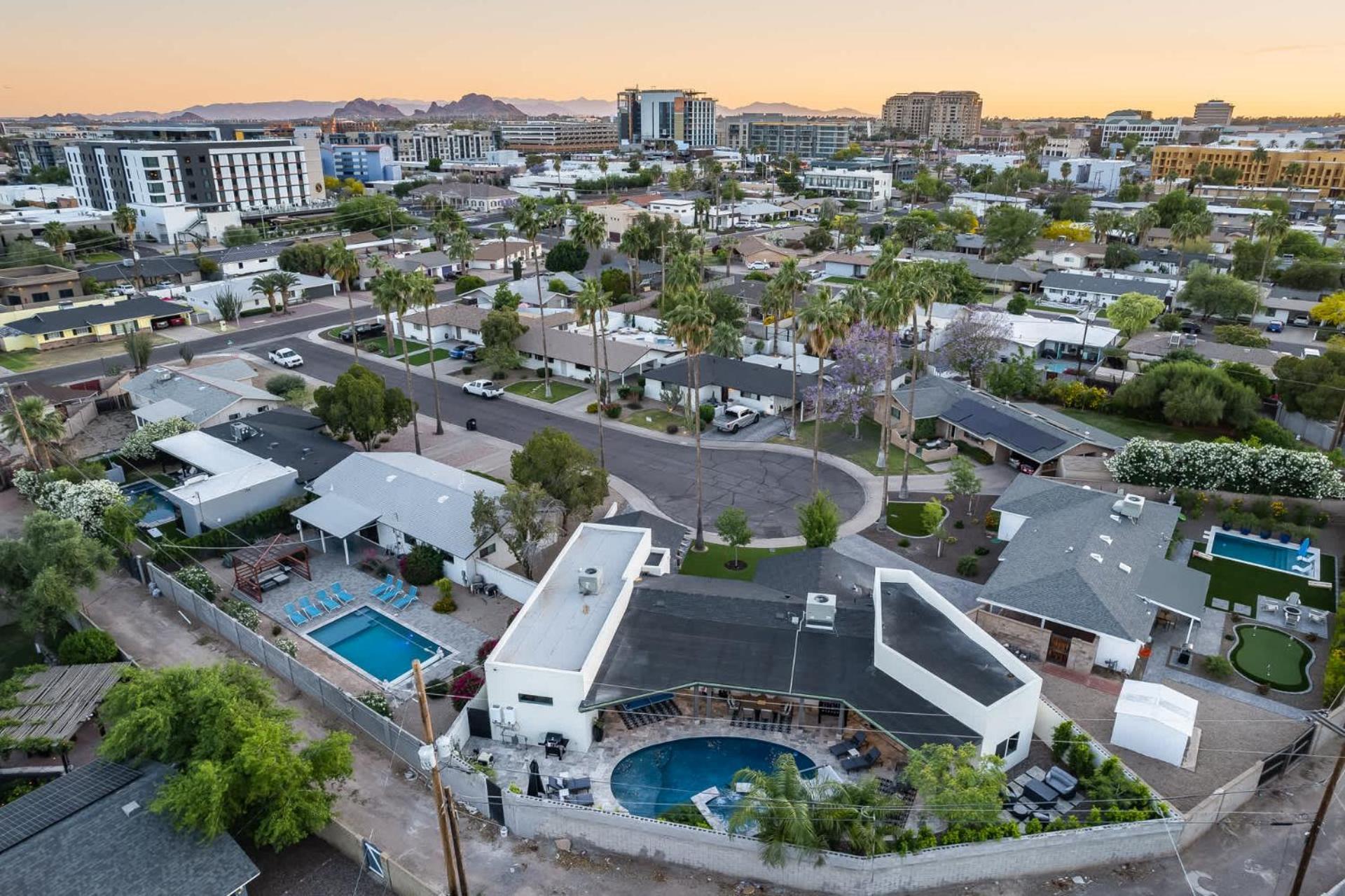 75th Place - Luxe Pool Walk To Old Town *