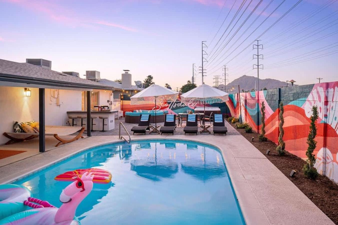 Holiday home Pink Palms - Bachelorette Dream Pool Bbq *