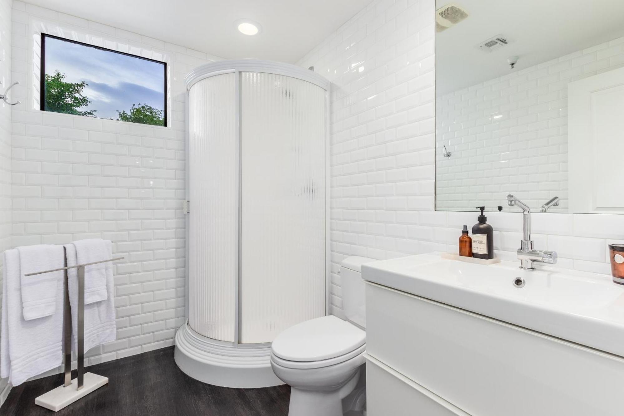 Chic 3br Escape Steps From Old Town Bars Free Parking Apartamento