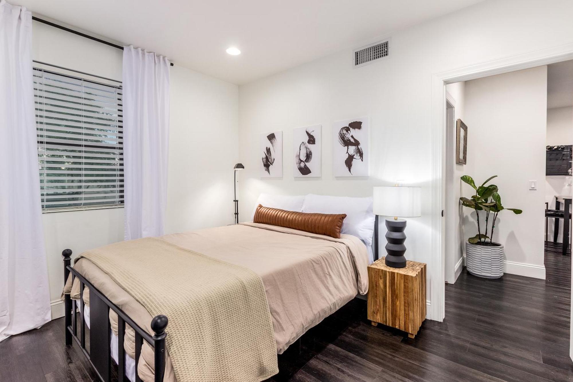 Apartamento Chic 3br Escape Steps From Old Town Bars Free Parking