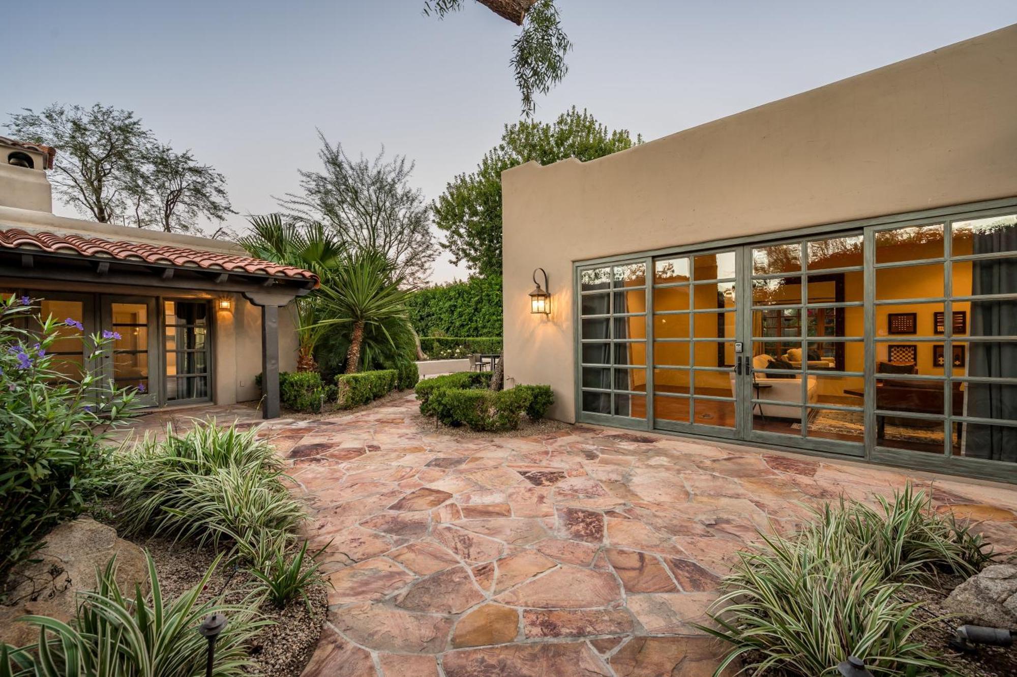 Holiday home Hacienda Gardens Escape The City-life With A Private Oasis *