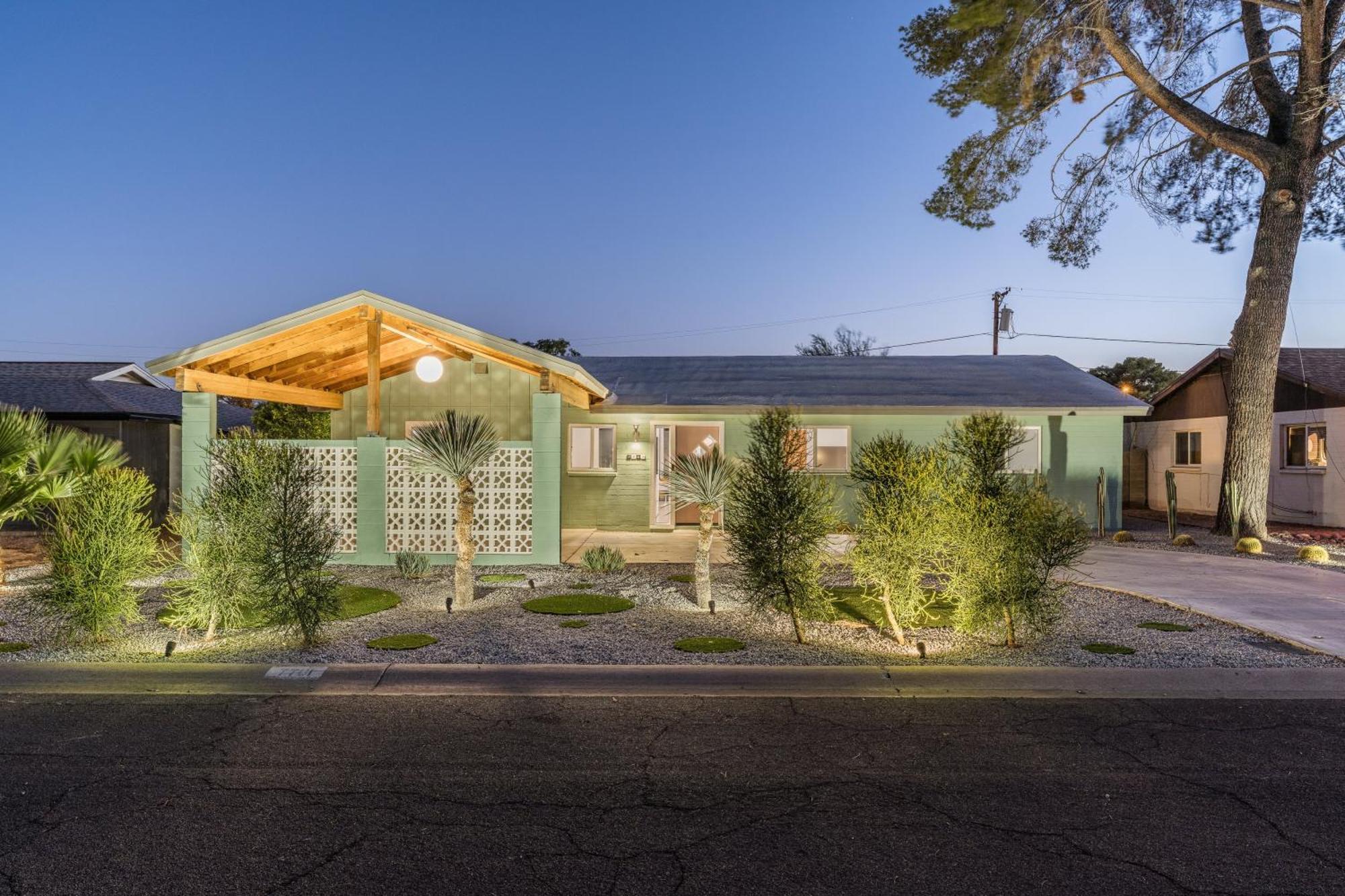 Stylish Old Town Retreat W Pool Prime Location *