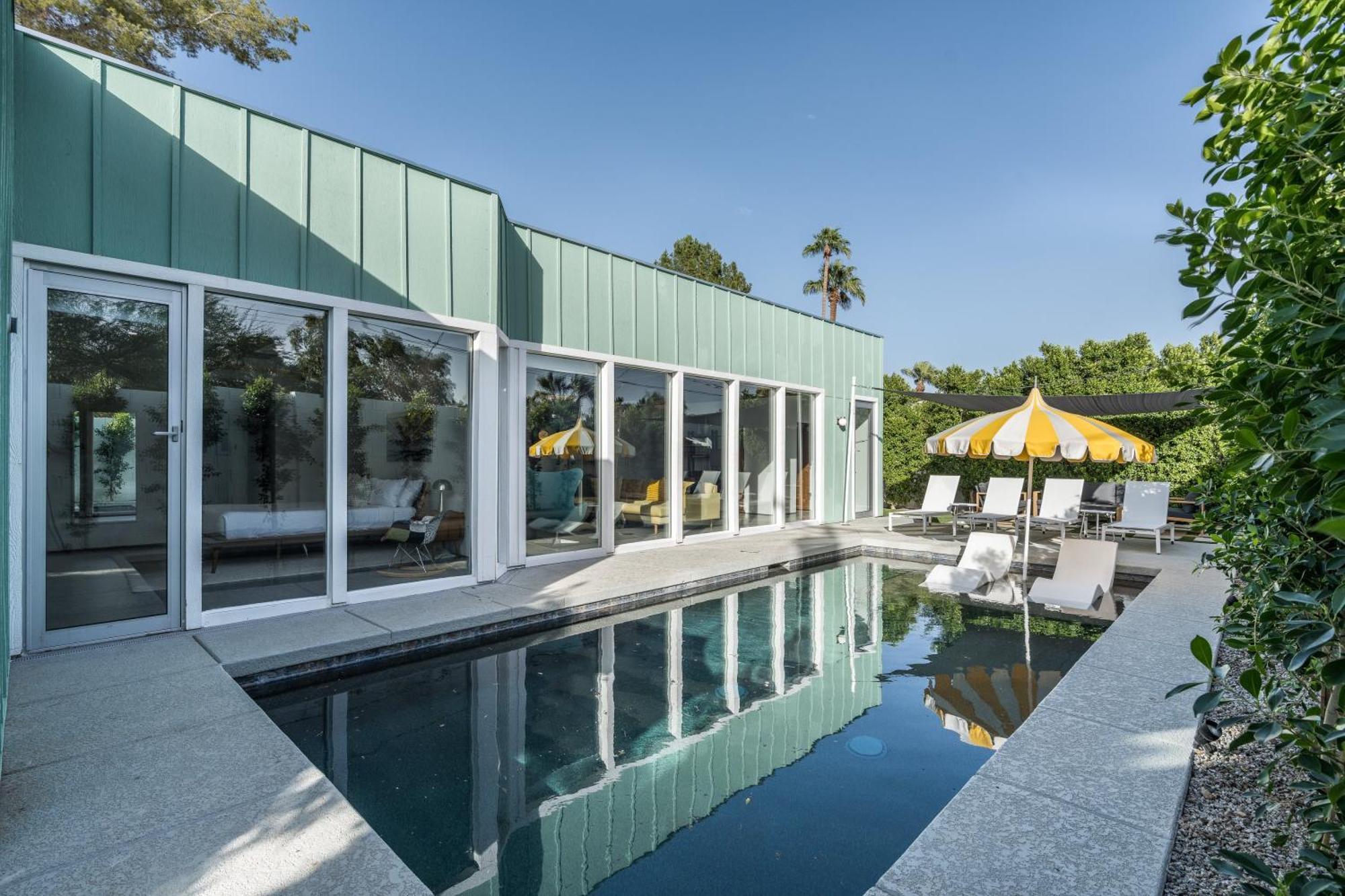 Stylish Old Town Retreat W Pool Prime Location