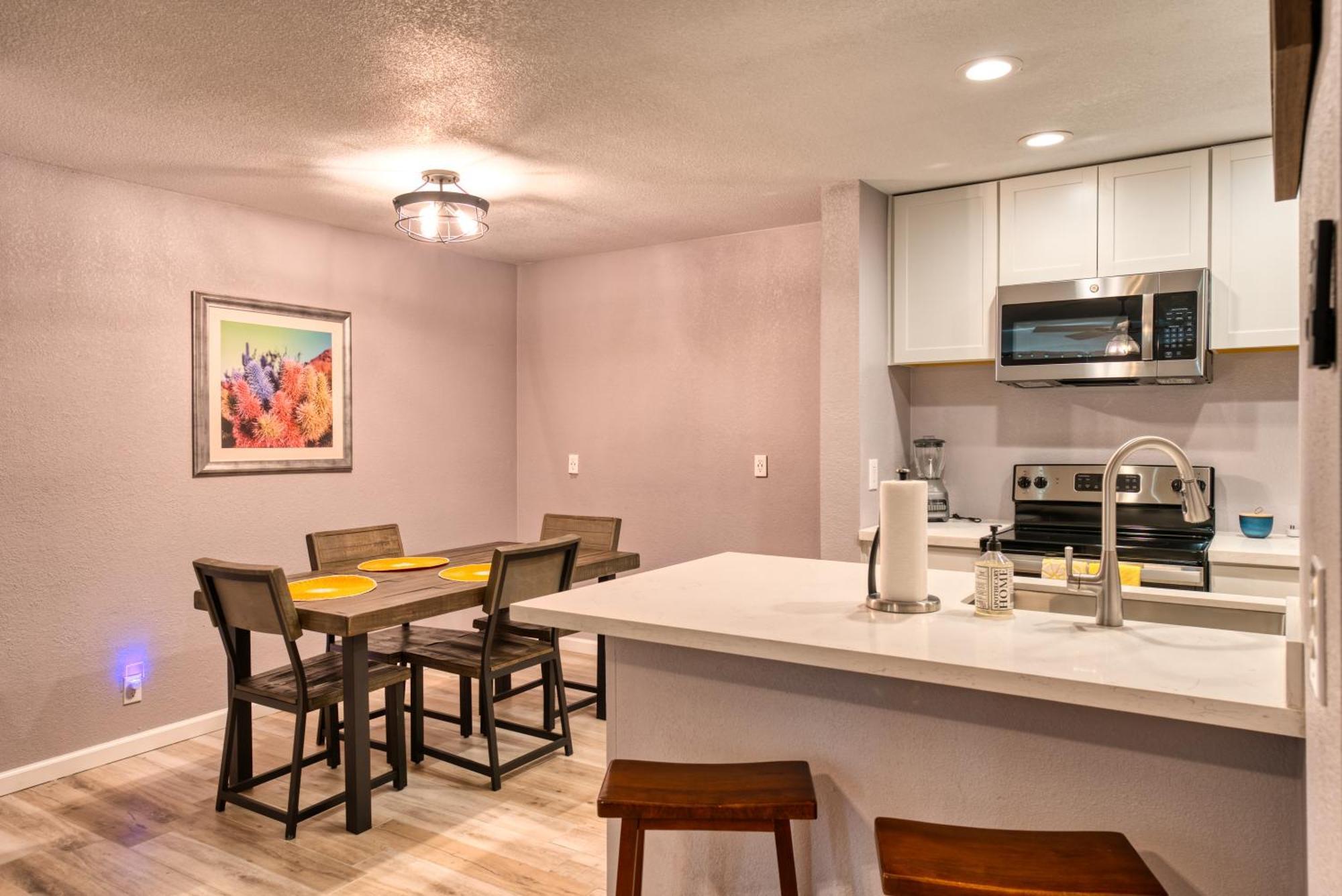 Holiday home 2br Sleeps 6 Pool Bbq Gym Hot Tub & Bar Hopping Scottsdale